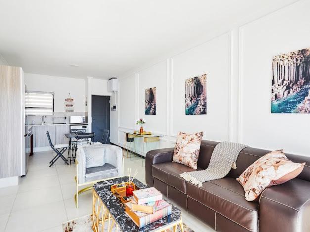 Luxurious sandton apartment with Inverter