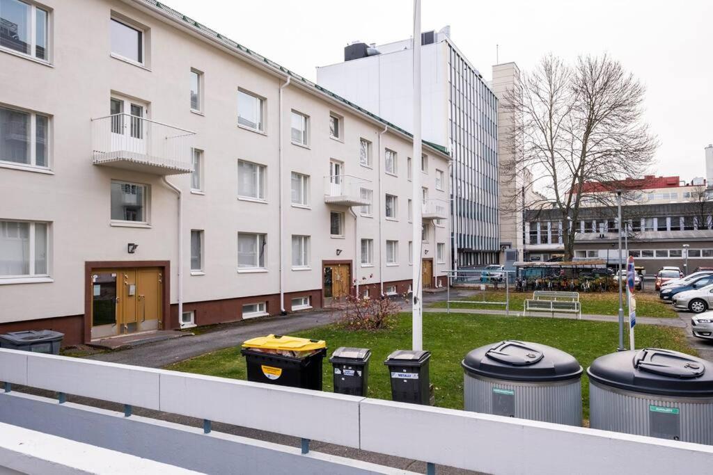 Tilava ydinkeskustakaksio ilmaisella lämmitys-tolpallisella autopaikalla