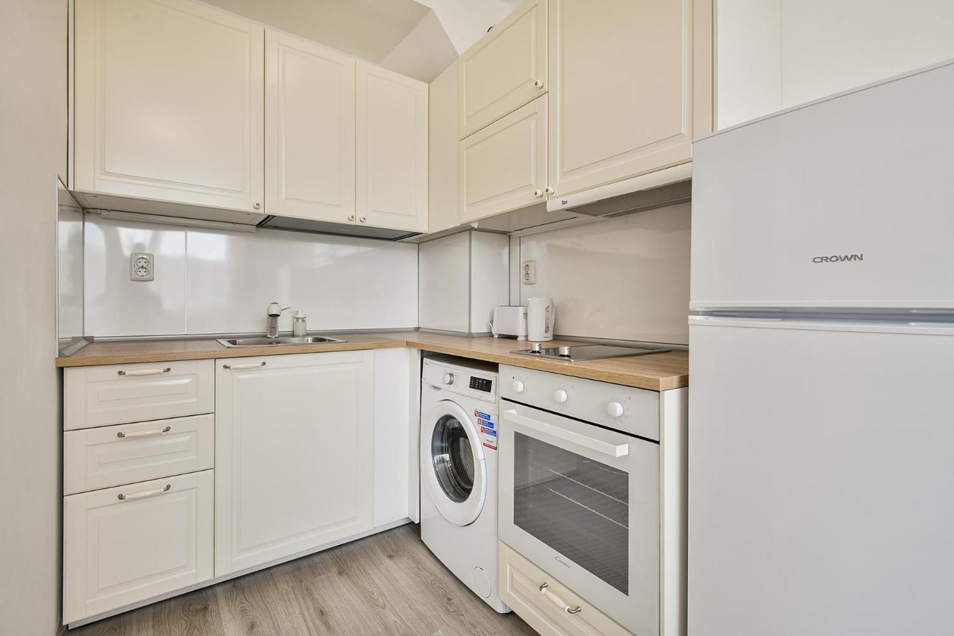 Delta Planet budget flat 2 guests