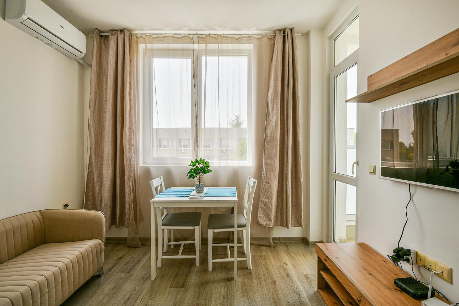 Delta Planet budget flat 2 guests
