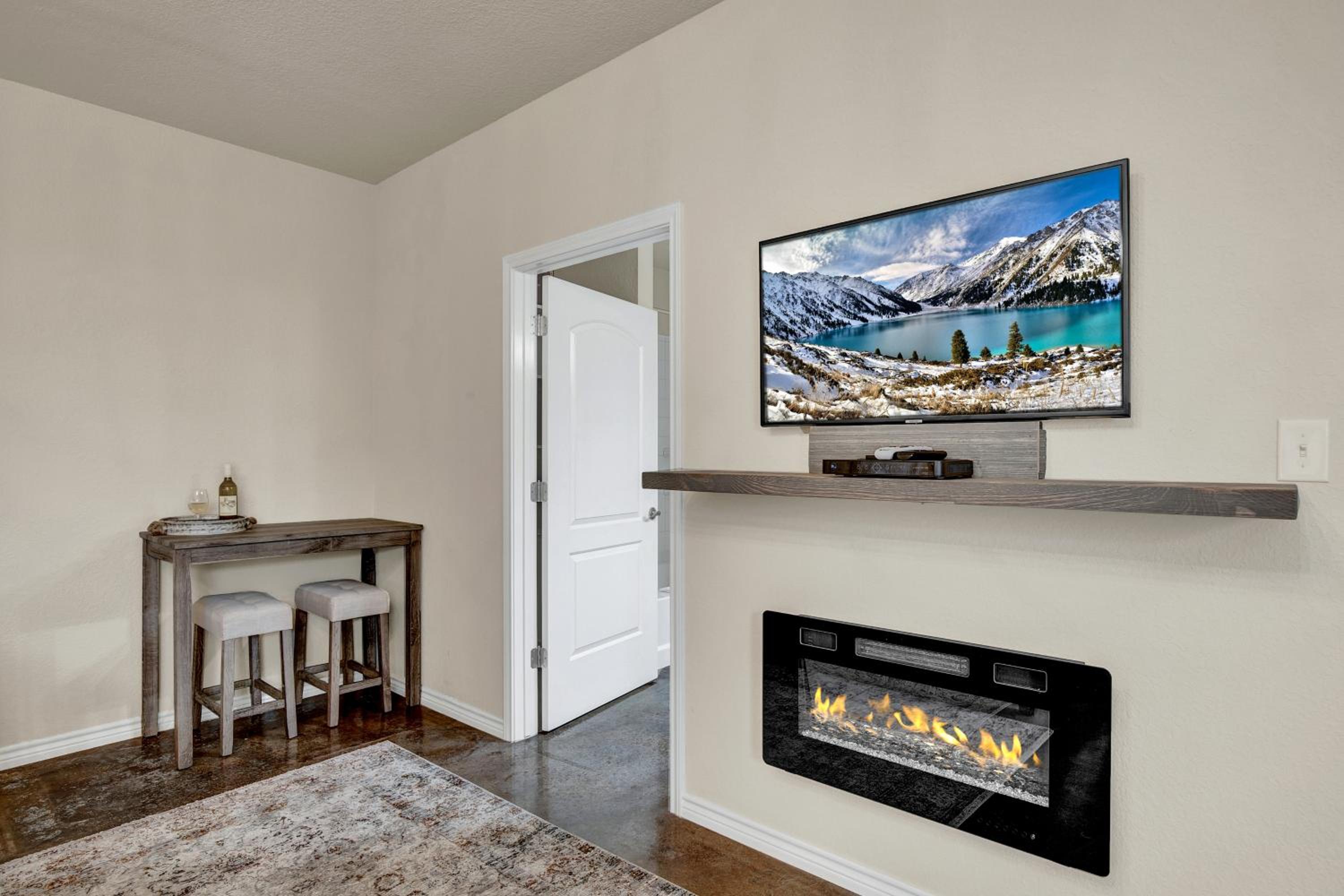 Cozi Cottage with Hot Tub! - 2 Min to Wineries! view 3
