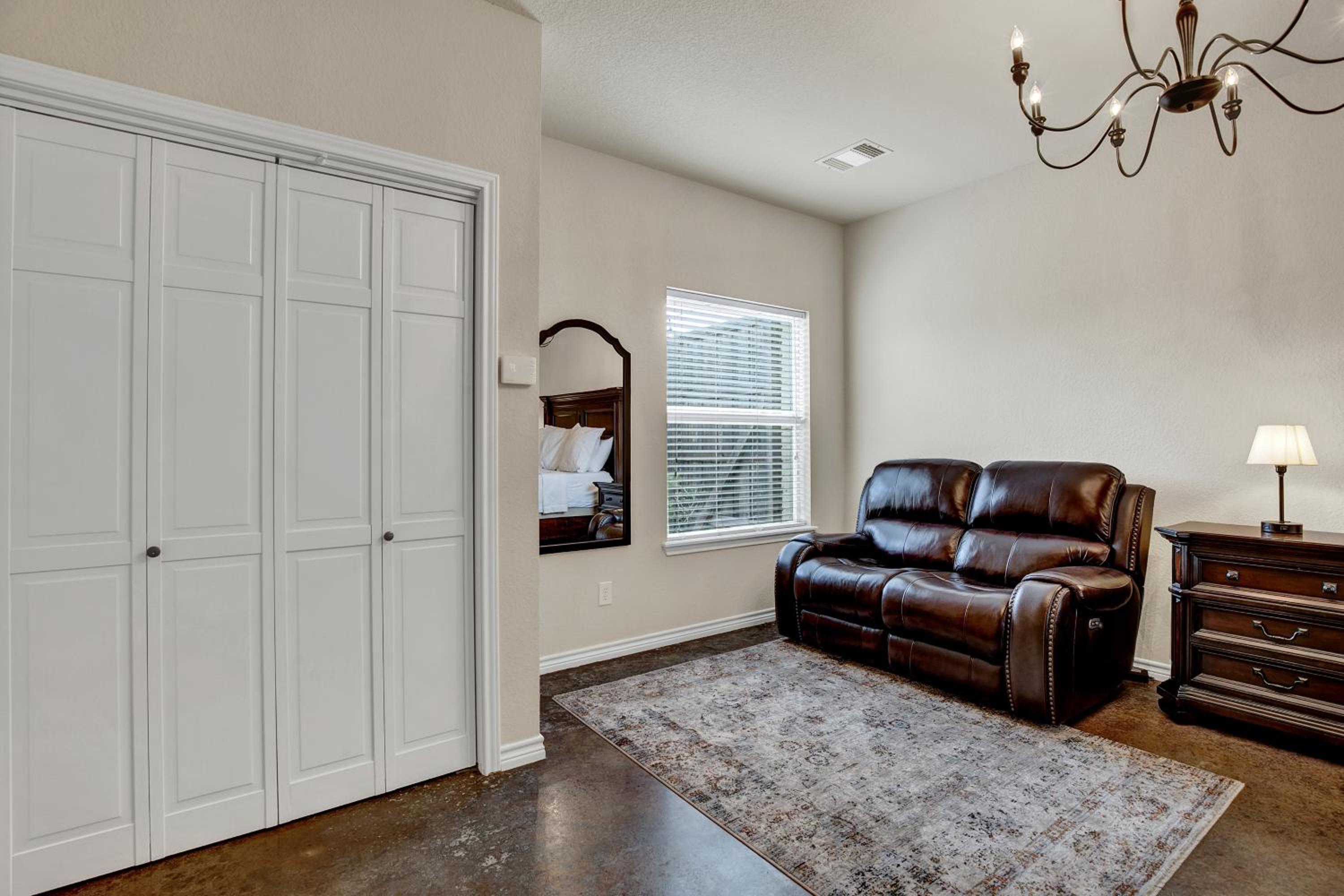 Cozi Cottage with Hot Tub! - 2 Min to Wineries! view 2