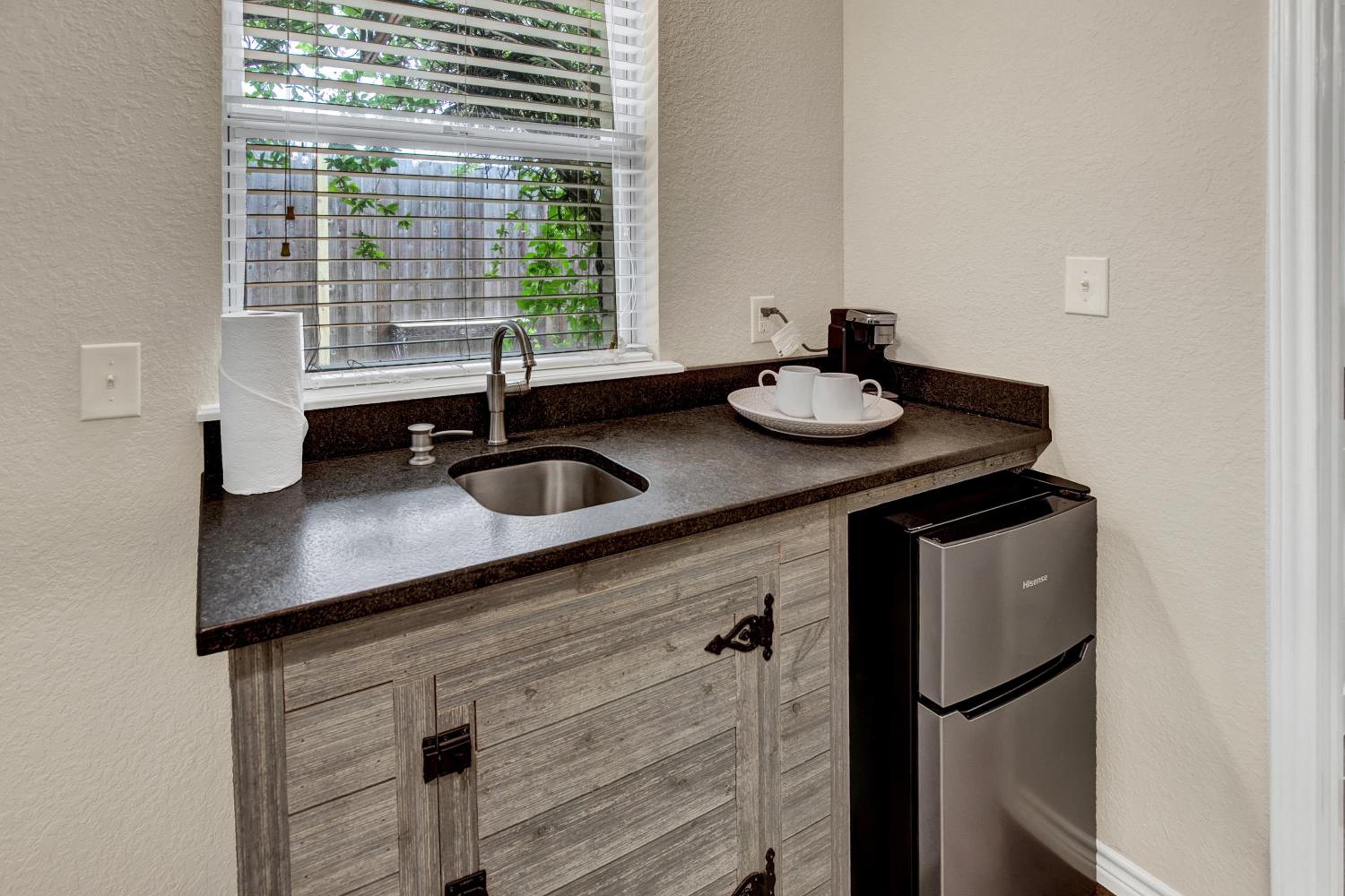 Cozi Cottage with Hot Tub! - 2 Min to Wineries! view 5