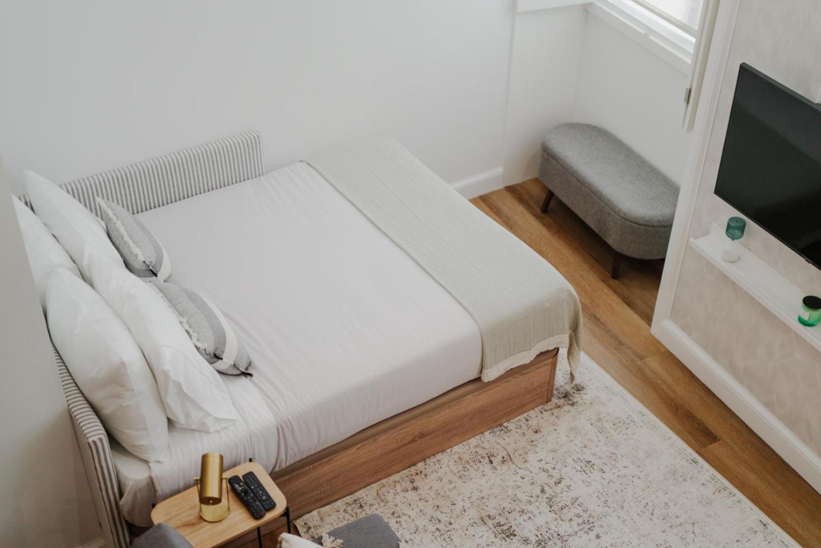 Charming Central Studio with AC, next to Metro Station view 3