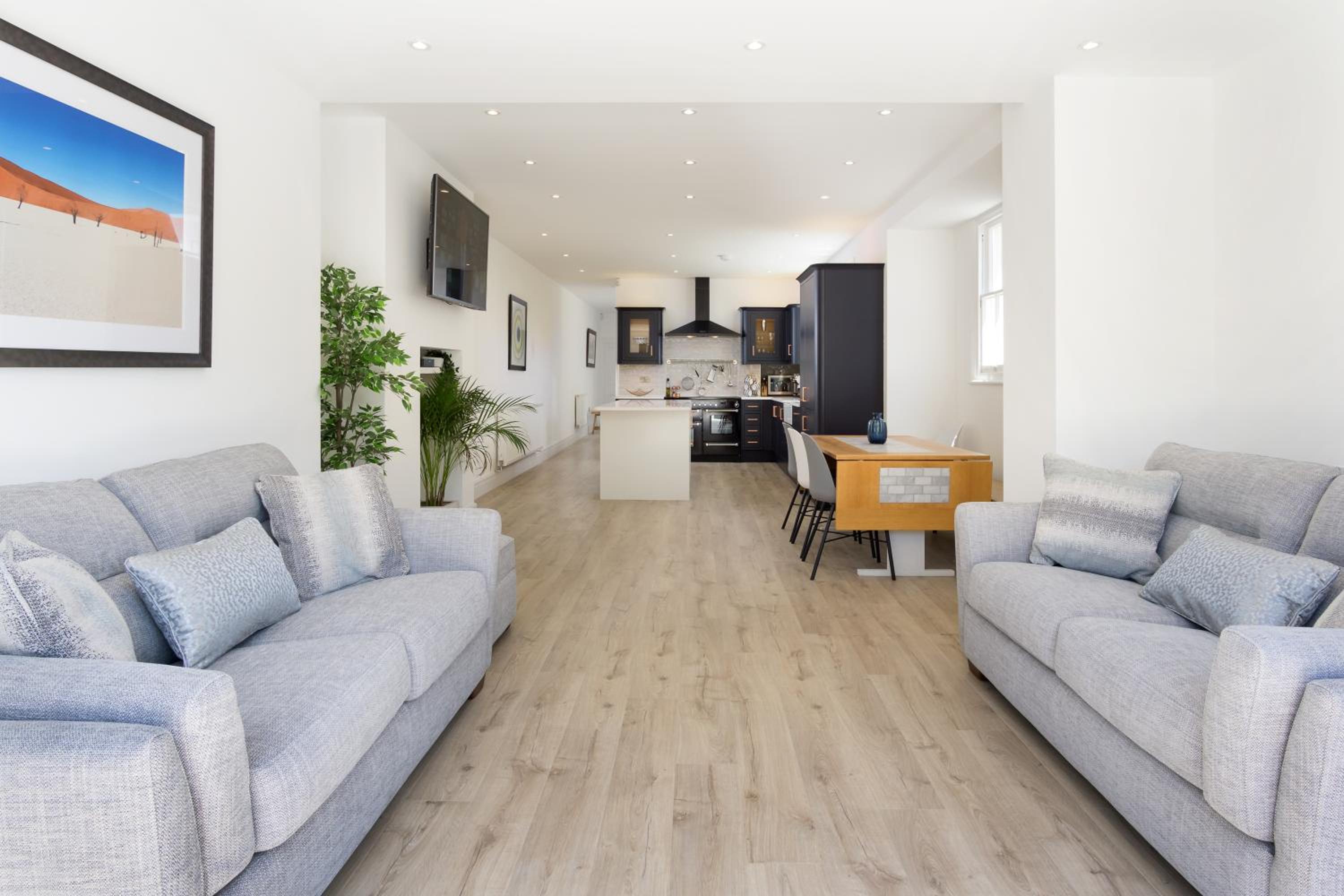 Luxury Town House in the Centre of Cardiff view 2