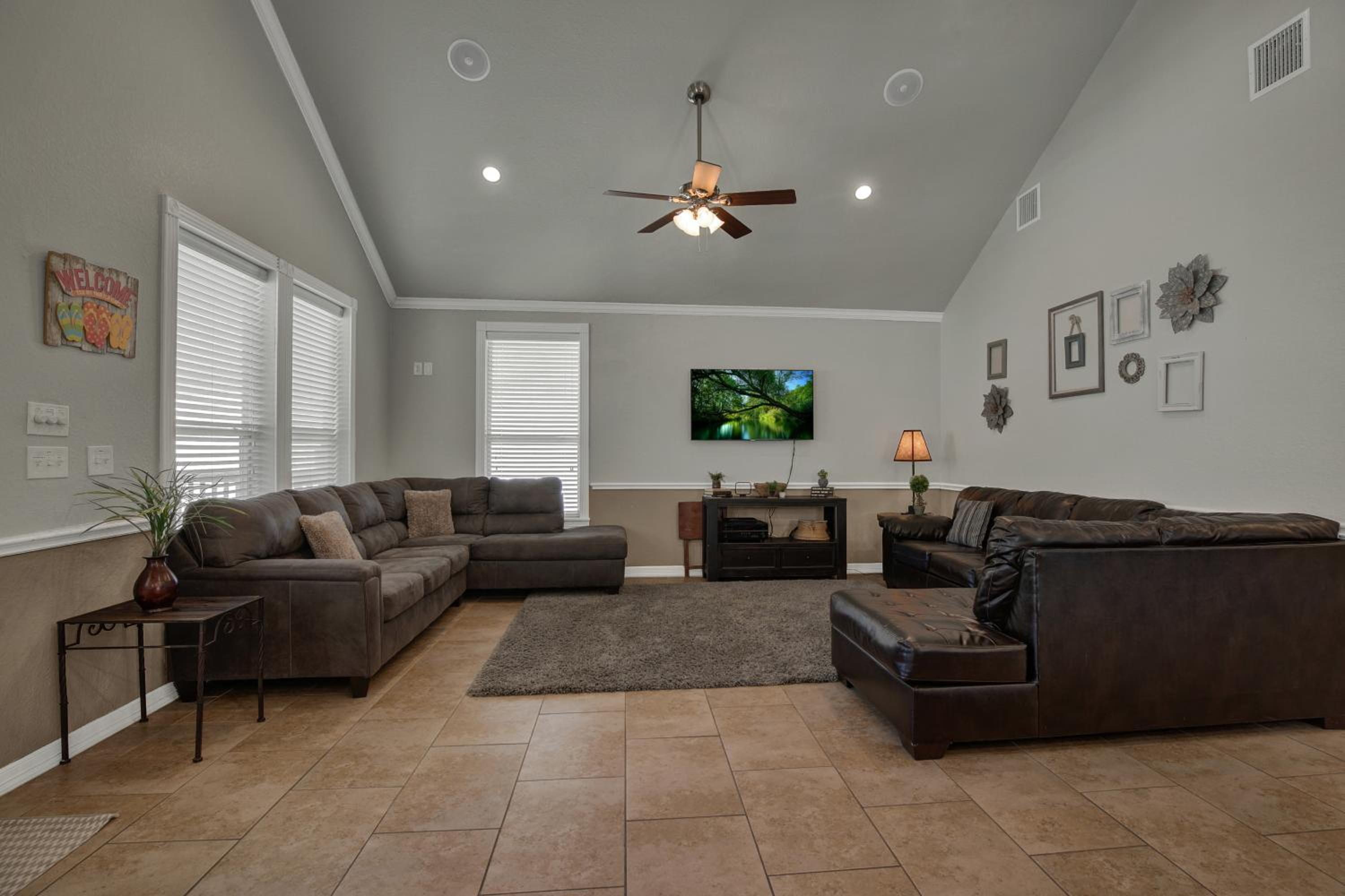 Let's Go Tubing! Awesome House-Next to River! view 3