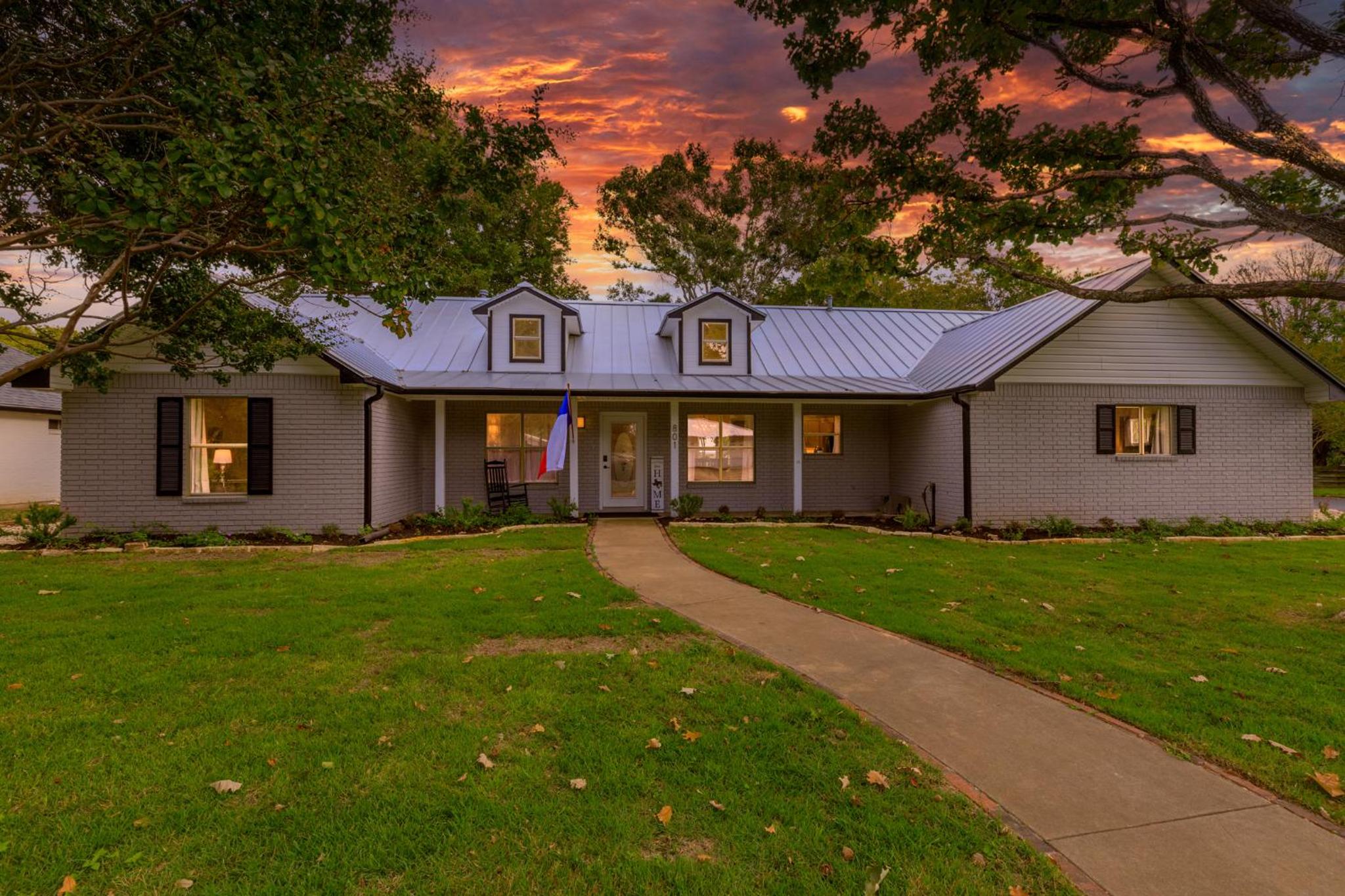 Luxury Haus - GREAT Backyard, Firepit, Bocce Ball! view 4