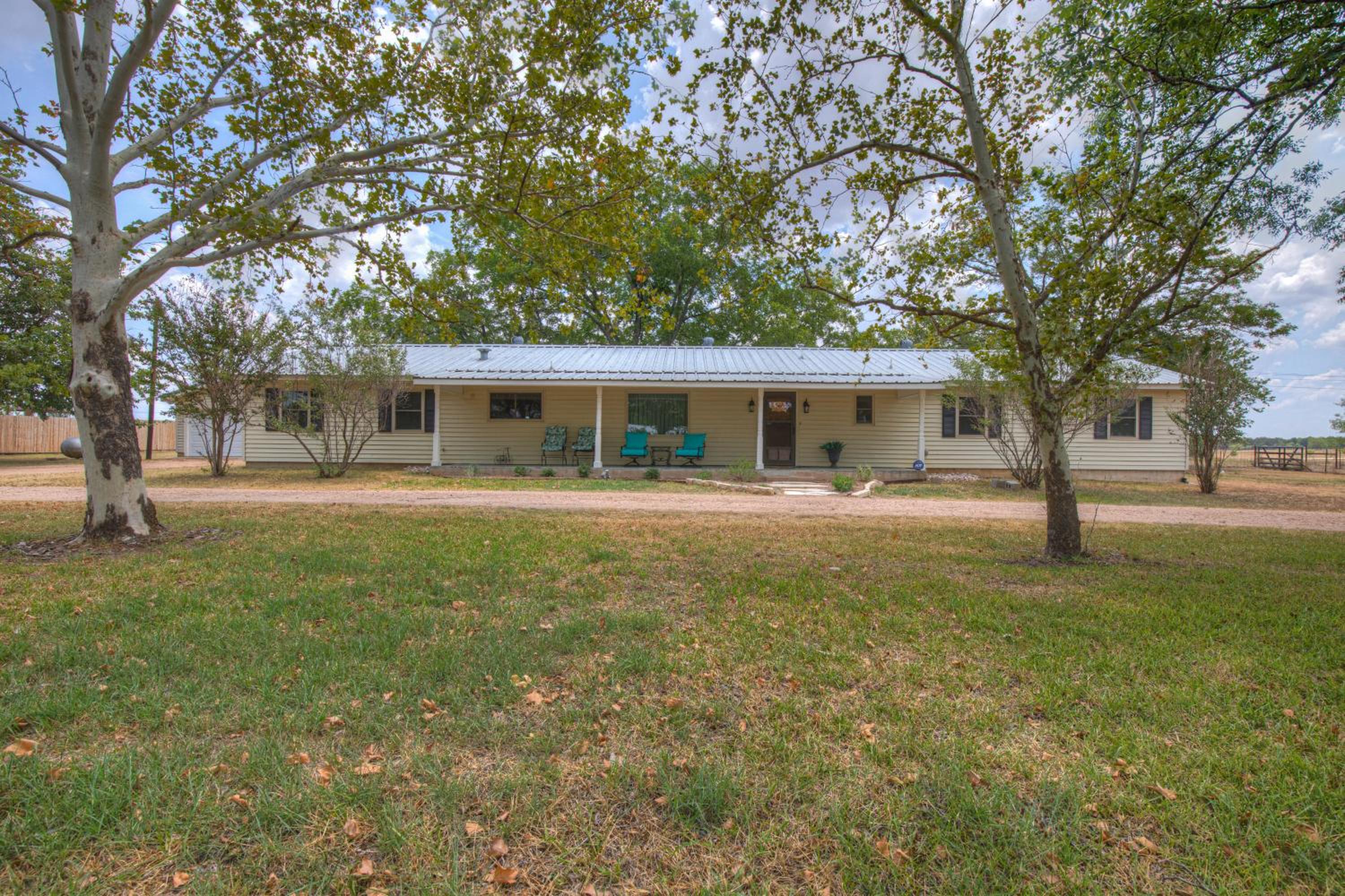 Spacious Home - Fire Pit, BBQ and Outdoor Seating! view 5