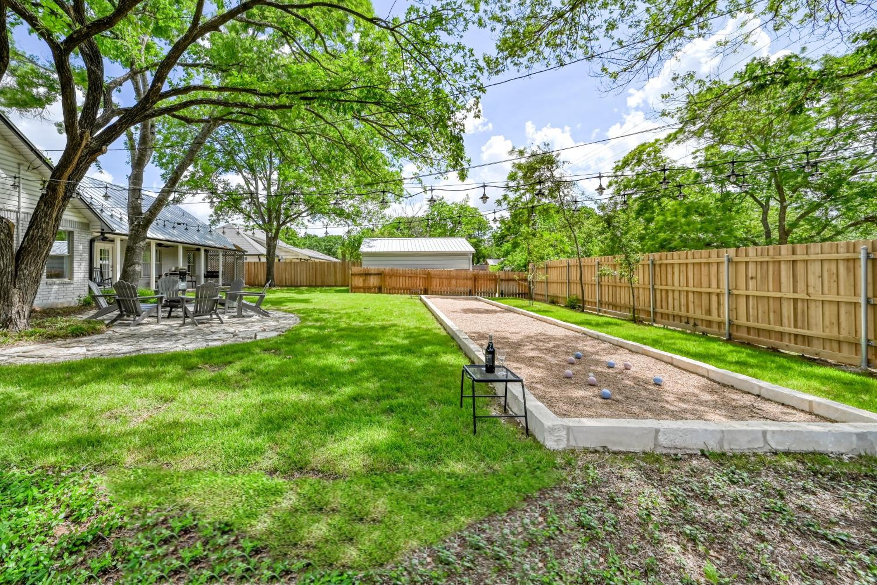 Luxury Haus - GREAT Backyard, Firepit, Bocce Ball! view 5