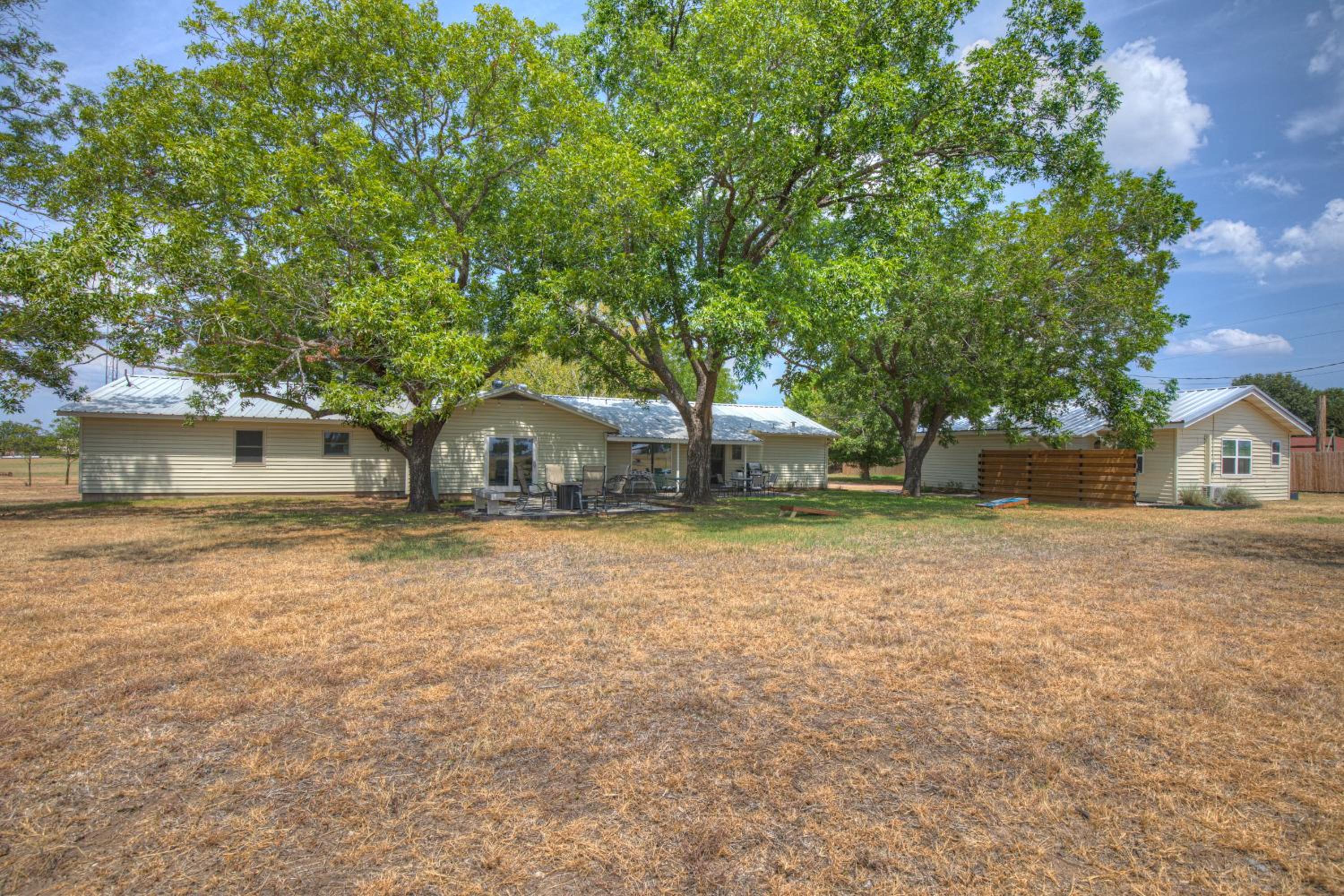 Spacious Home - Fire Pit, BBQ and Outdoor Seating! view 2
