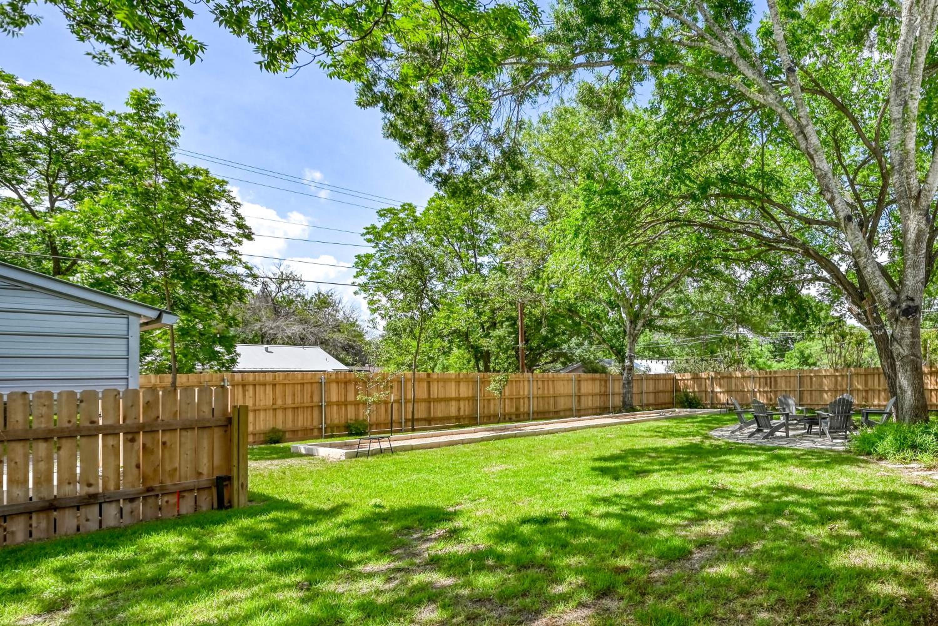 Luxury Haus - GREAT Backyard, Firepit, Bocce Ball! view 3