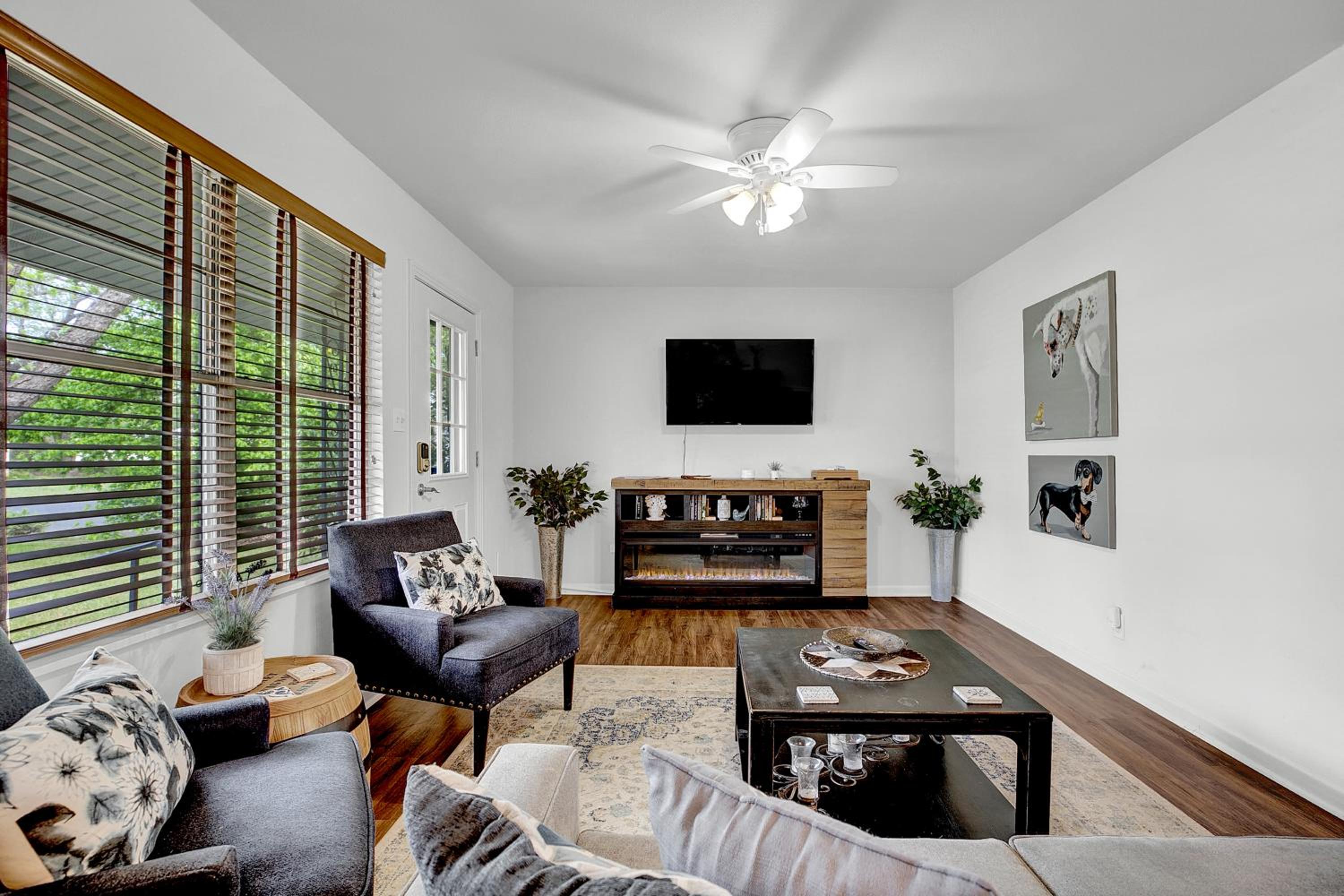 Gorgeous Bluebonnet House with Deck and Fire Pit view 2