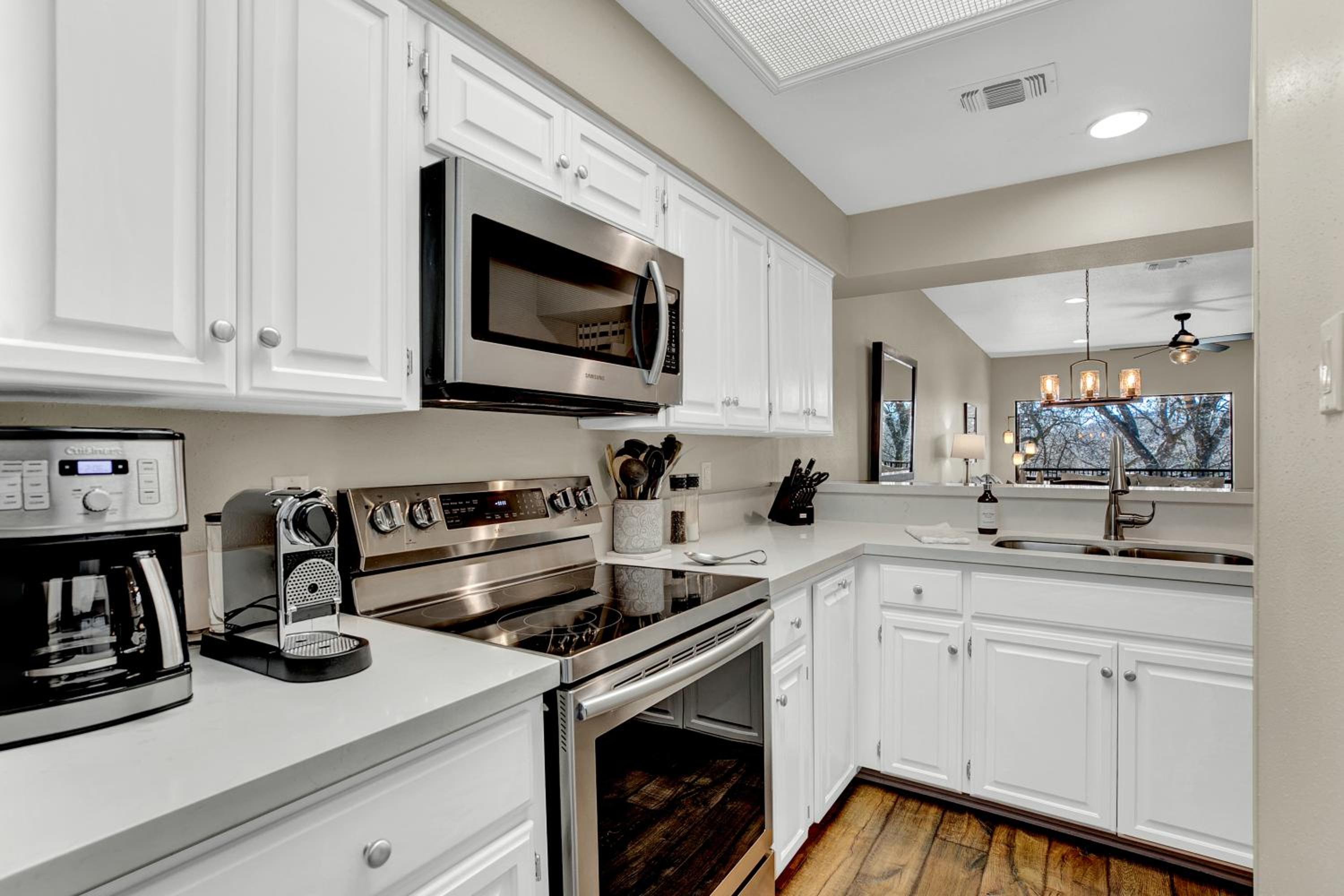 Luxury Riverfront Condo 1 BLK to Schlitterbahn! view 5