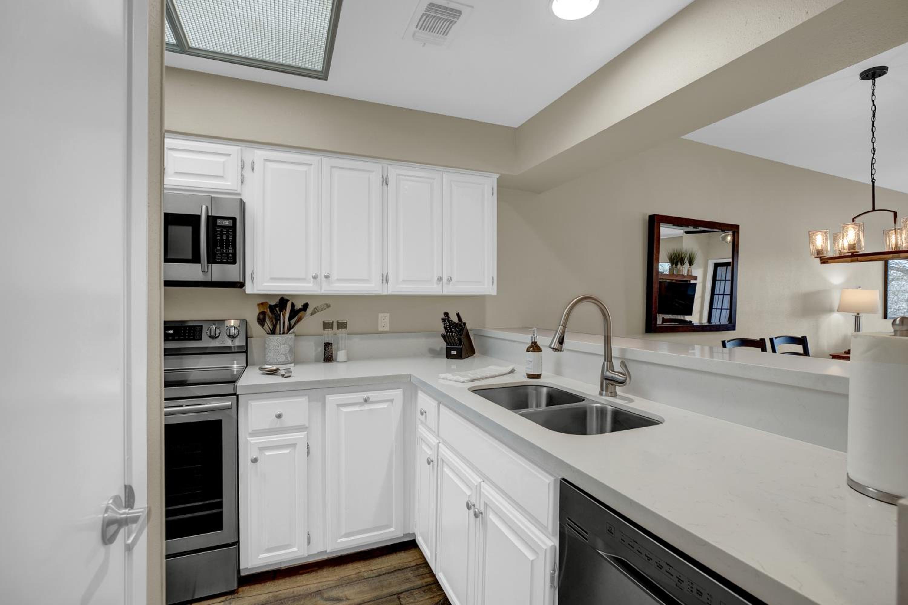 Luxury Riverfront Condo 1 BLK to Schlitterbahn! view 4