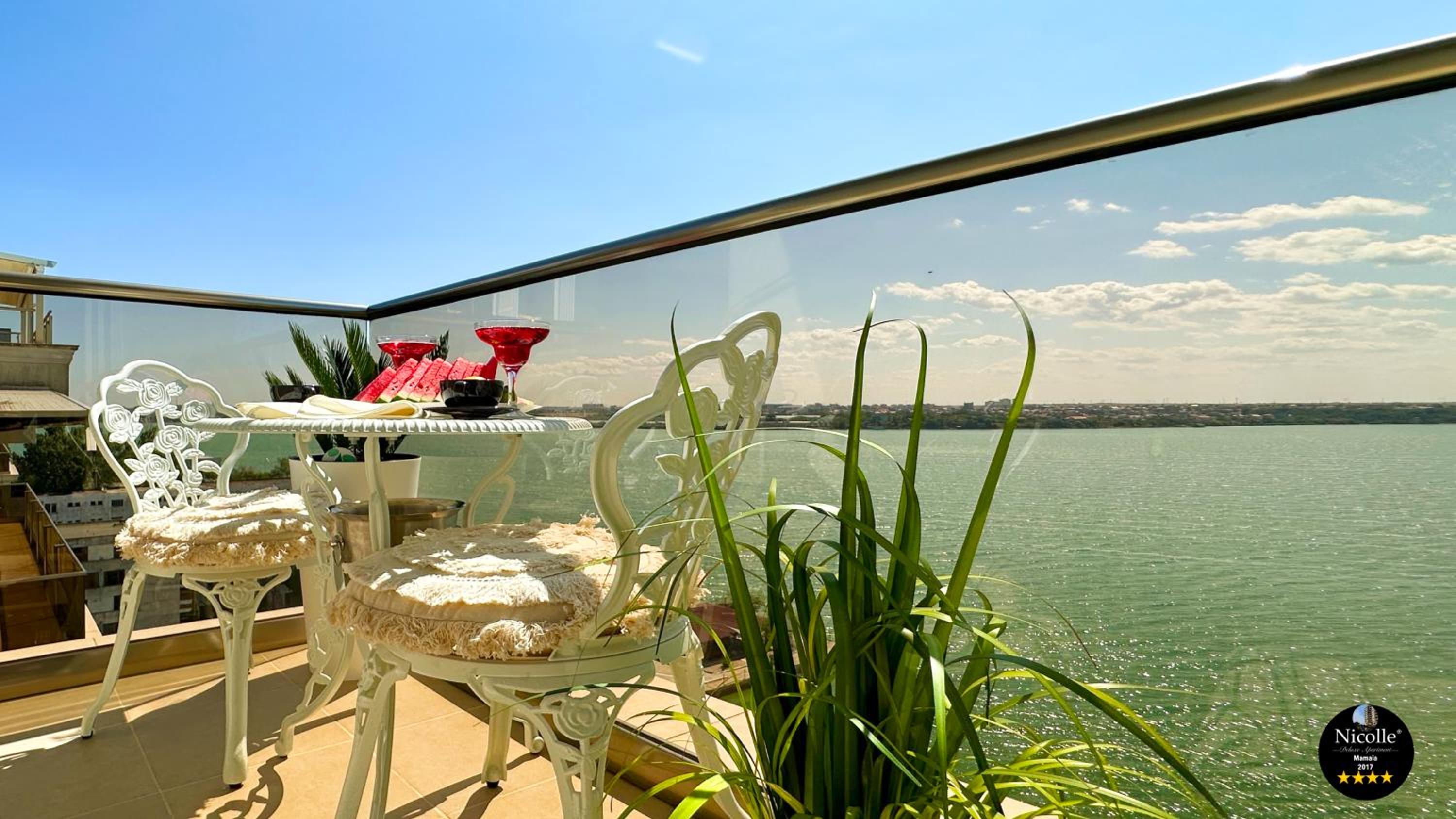 Deluxe Nicolle Solid Residence Mamaia view 3