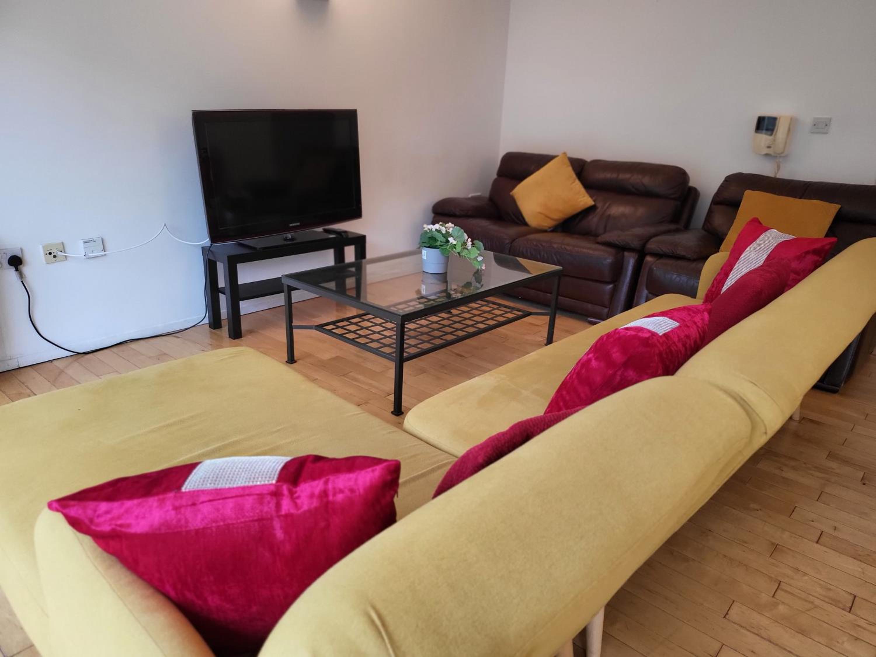 Luxury 2 Bed Apt On River, WiFi, Parking, Garden view 5