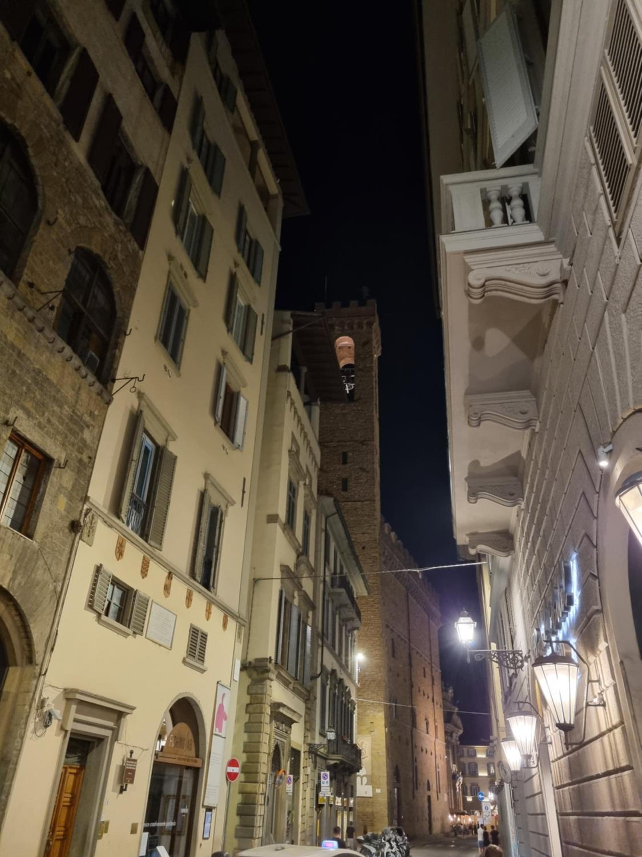 LA SEDE DELL'ARTE Monolocale Studio e Camere in Torre Medievale vicino a Duomo e Piazza Signoria