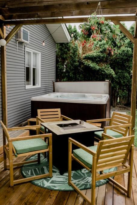Charming Kelowna Haven with Hot Tub, Parking & Pet Friendly