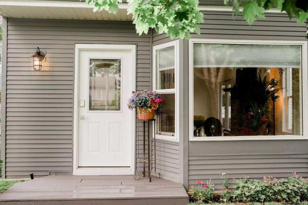 Charming Kelowna Haven with Hot Tub, Parking & Pet Friendly - Image 1