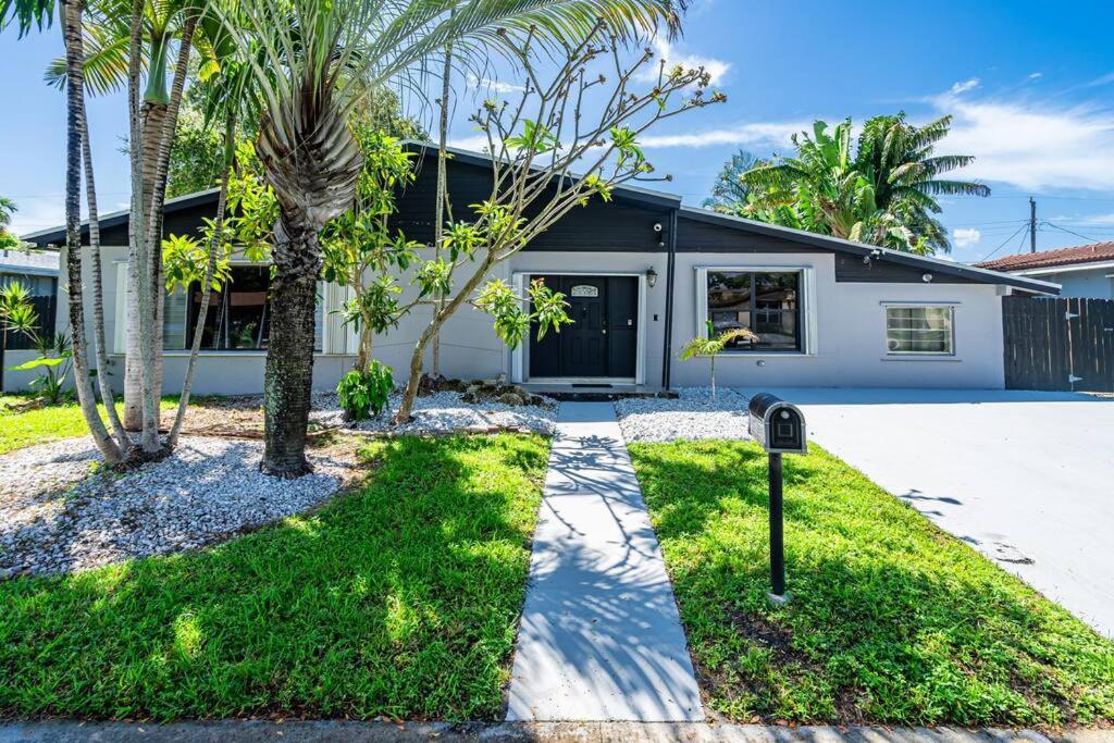 Heated Pool Tropical Backyard 3 Bedrooms, 12 min to the Ocean