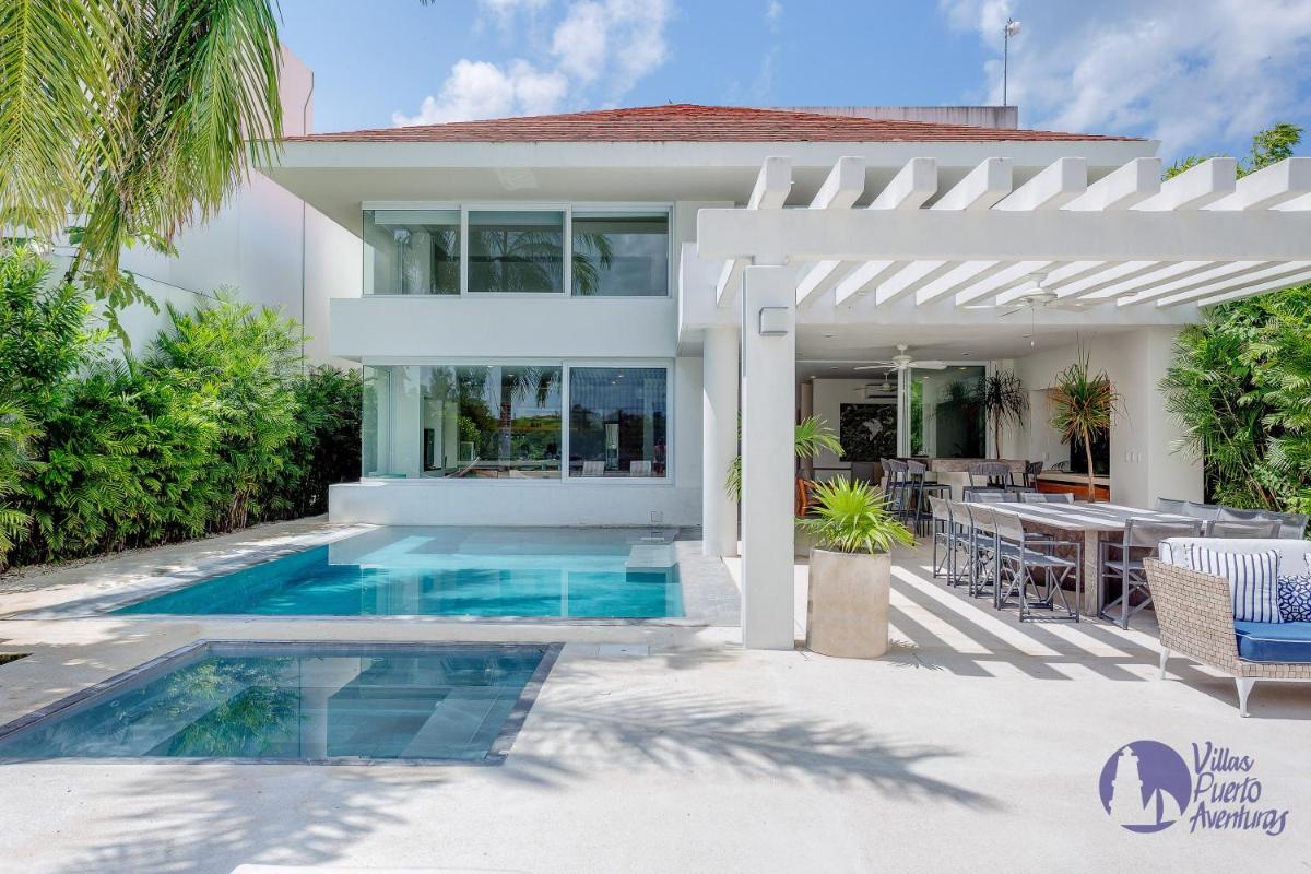 House with private pool, jacuzzi and pier