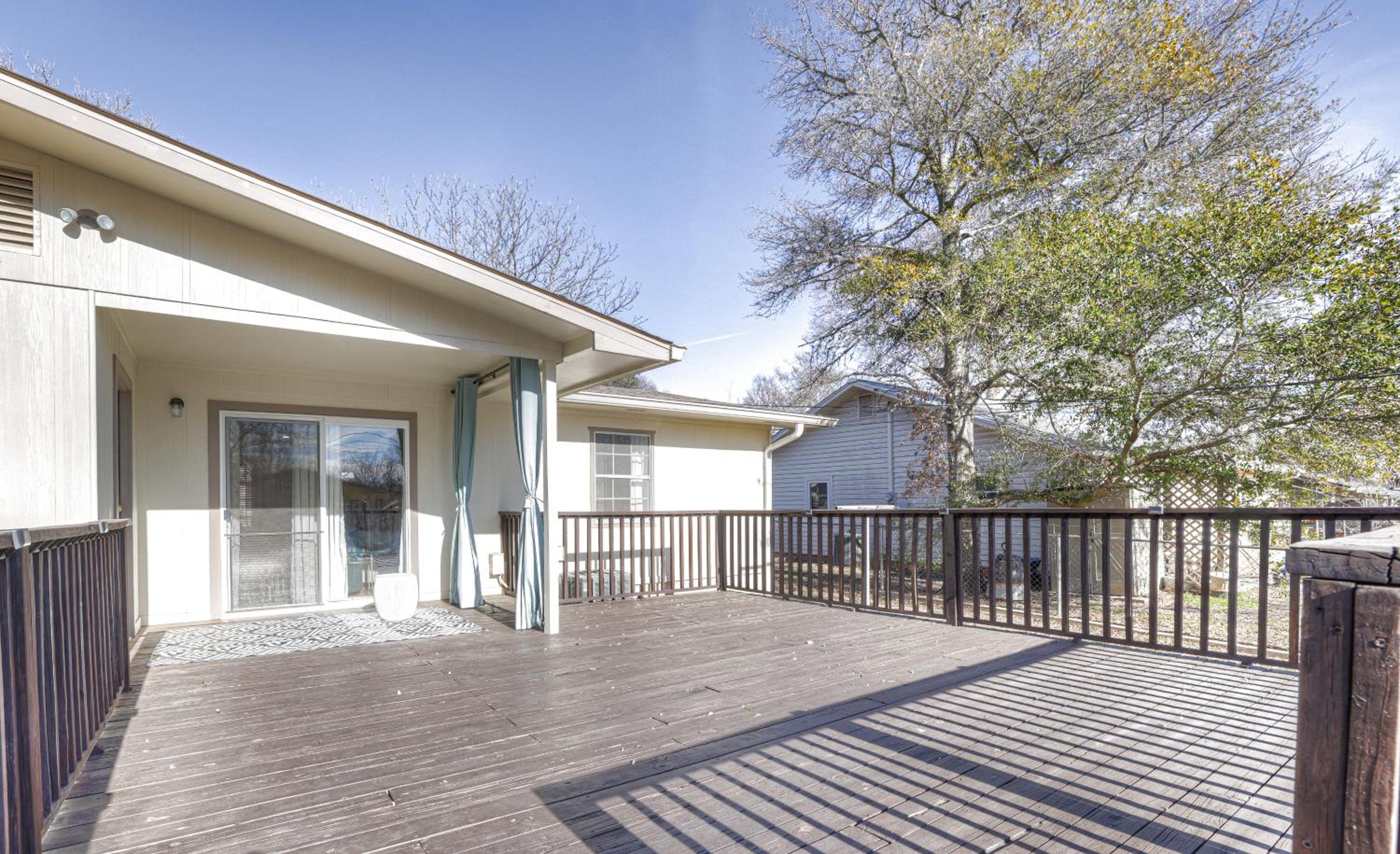 Elegant and Stylish Glenmoor Abode - 5 min to Town