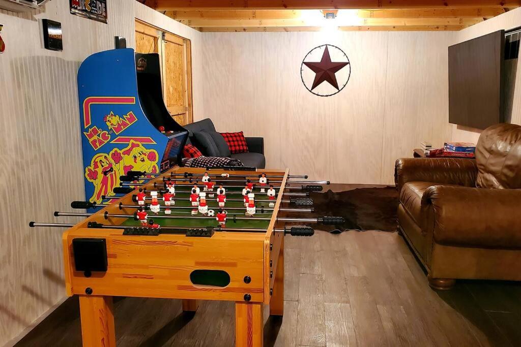 Charming Cabin with Game Room & Firepit