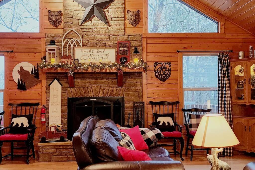 Charming Cabin with Game Room & Firepit
