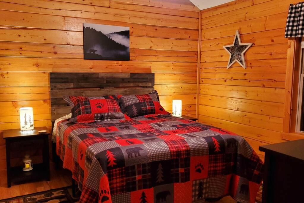 Charming Cabin with Game Room & Firepit