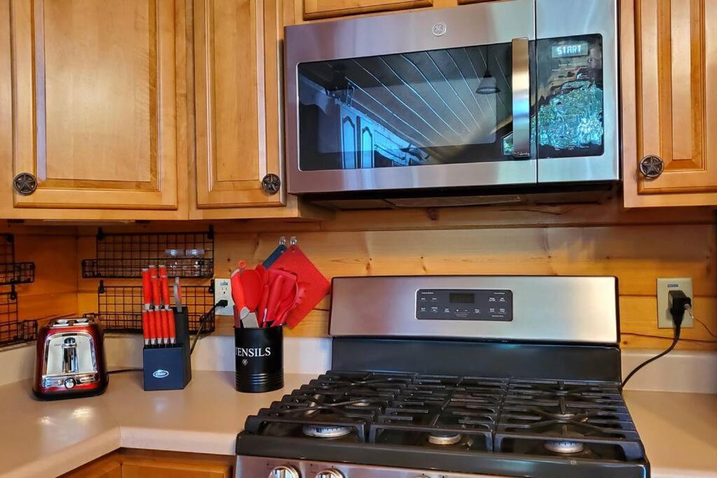 Charming Cabin with Game Room & Firepit