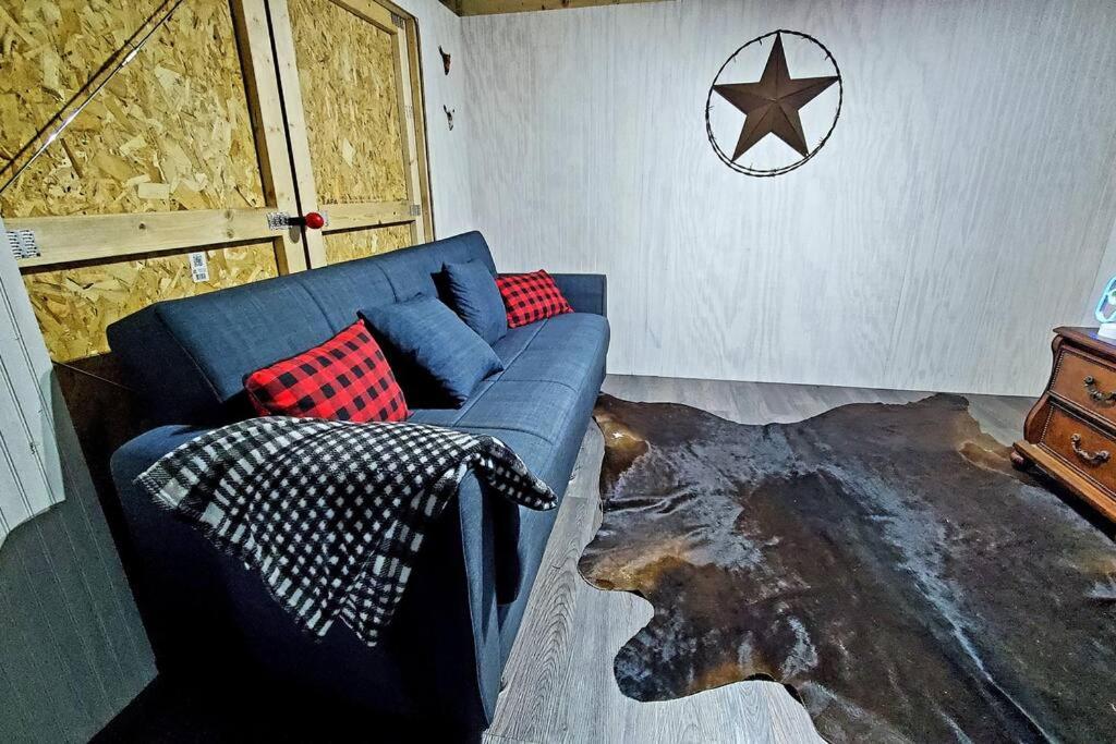 Charming Cabin with Game Room & Firepit