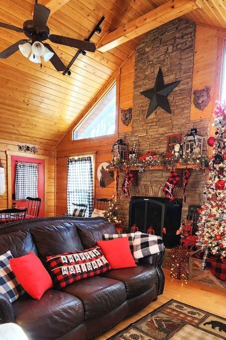Charming Cabin with Game Room & Firepit