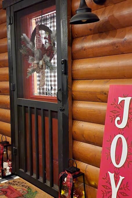 Charming Cabin with Game Room & Firepit