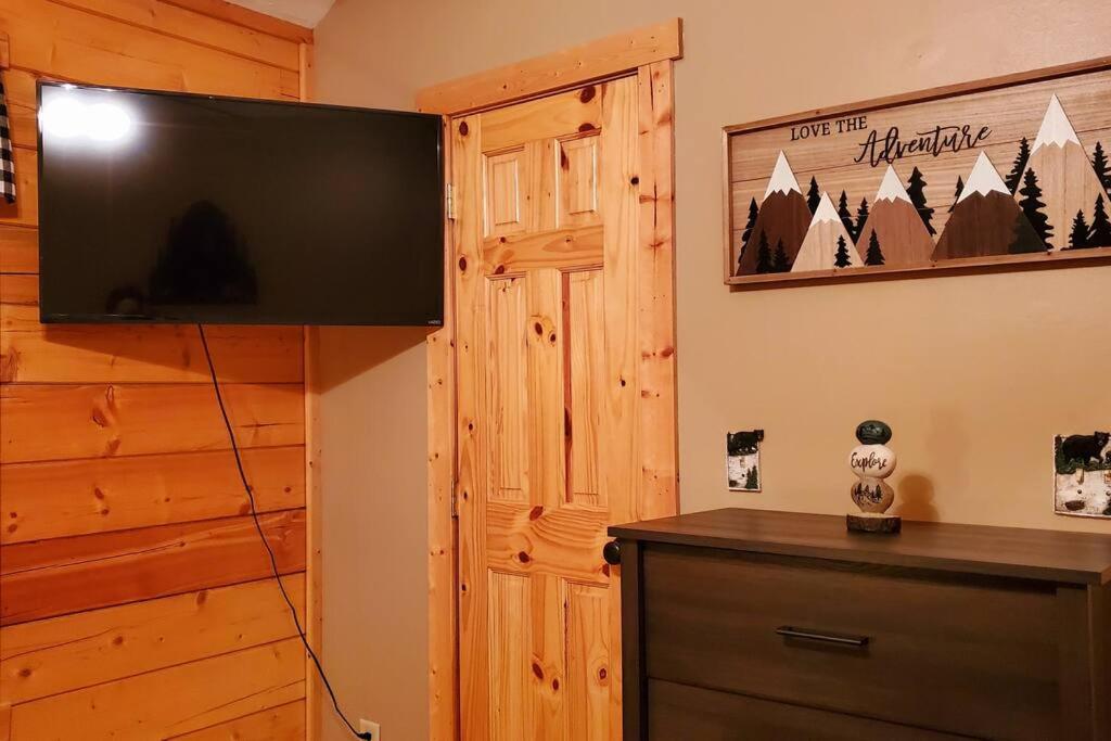 Charming Cabin with Game Room & Firepit