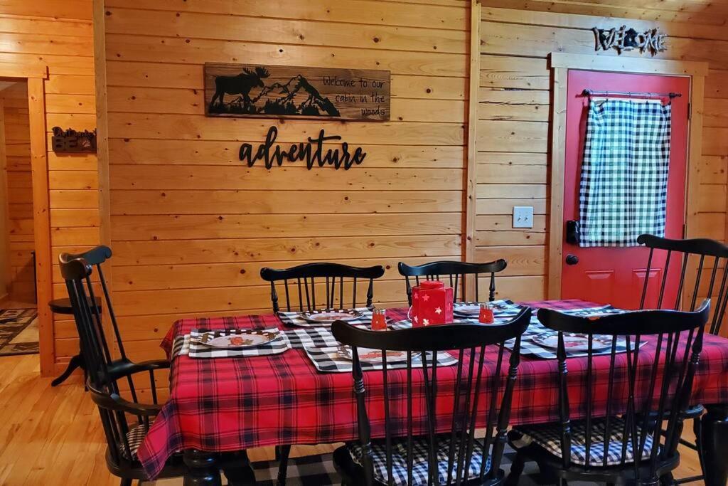 Charming Cabin with Game Room & Firepit