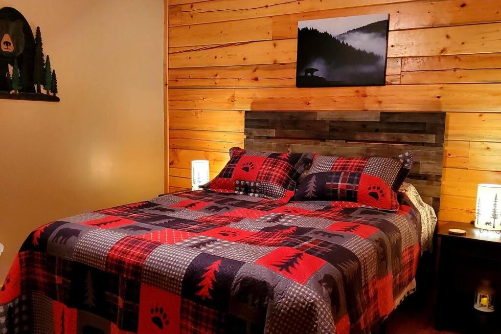 Charming Cabin with Game Room & Firepit