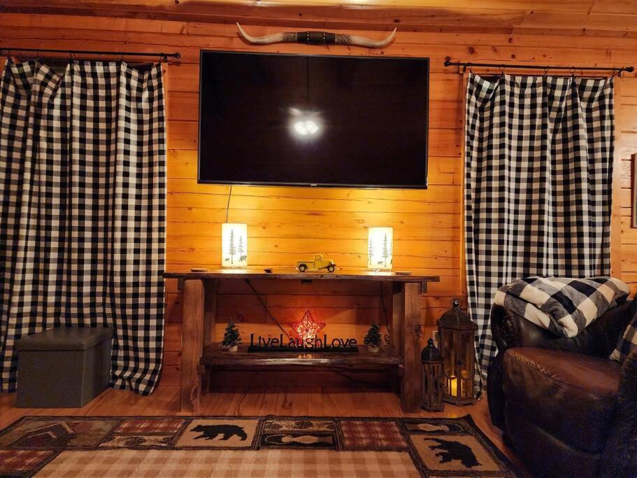 Charming Cabin with Game Room & Firepit