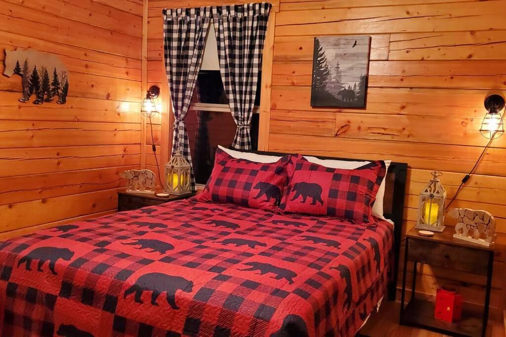 Charming Cabin with Game Room & Firepit
