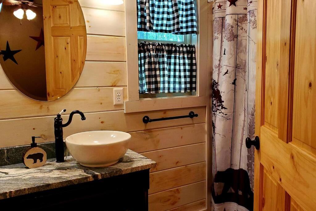 Charming Cabin with Game Room & Firepit
