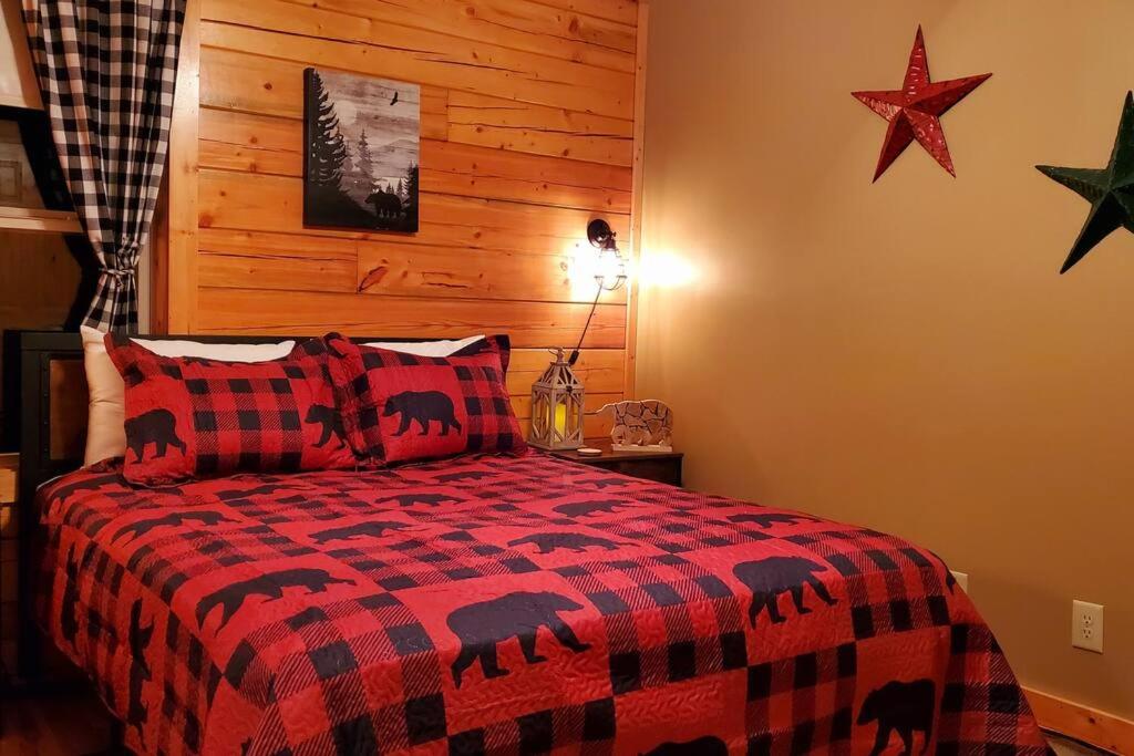 Charming Cabin with Game Room & Firepit