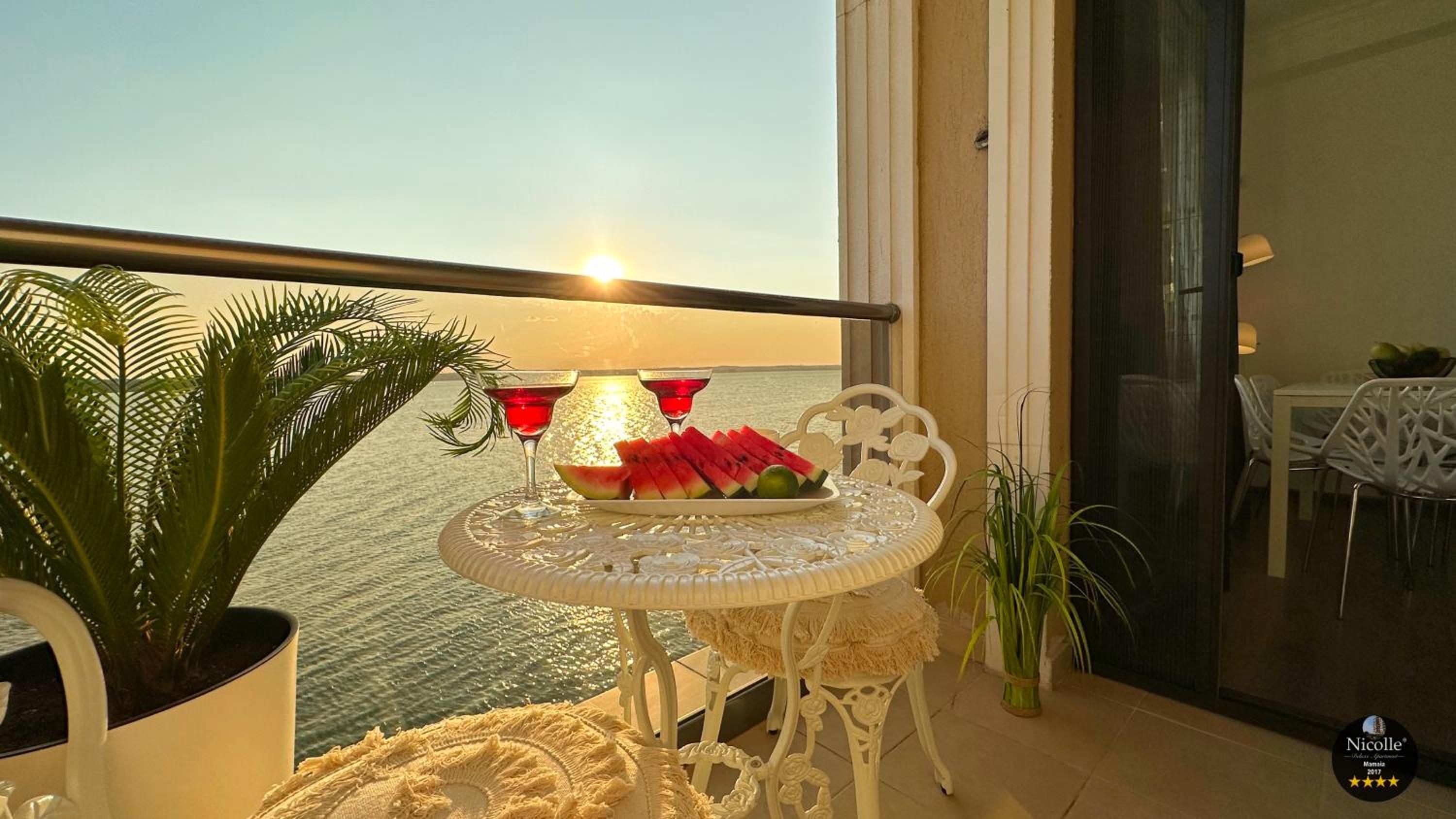 Deluxe Nicolle Solid Residence Mamaia view 5