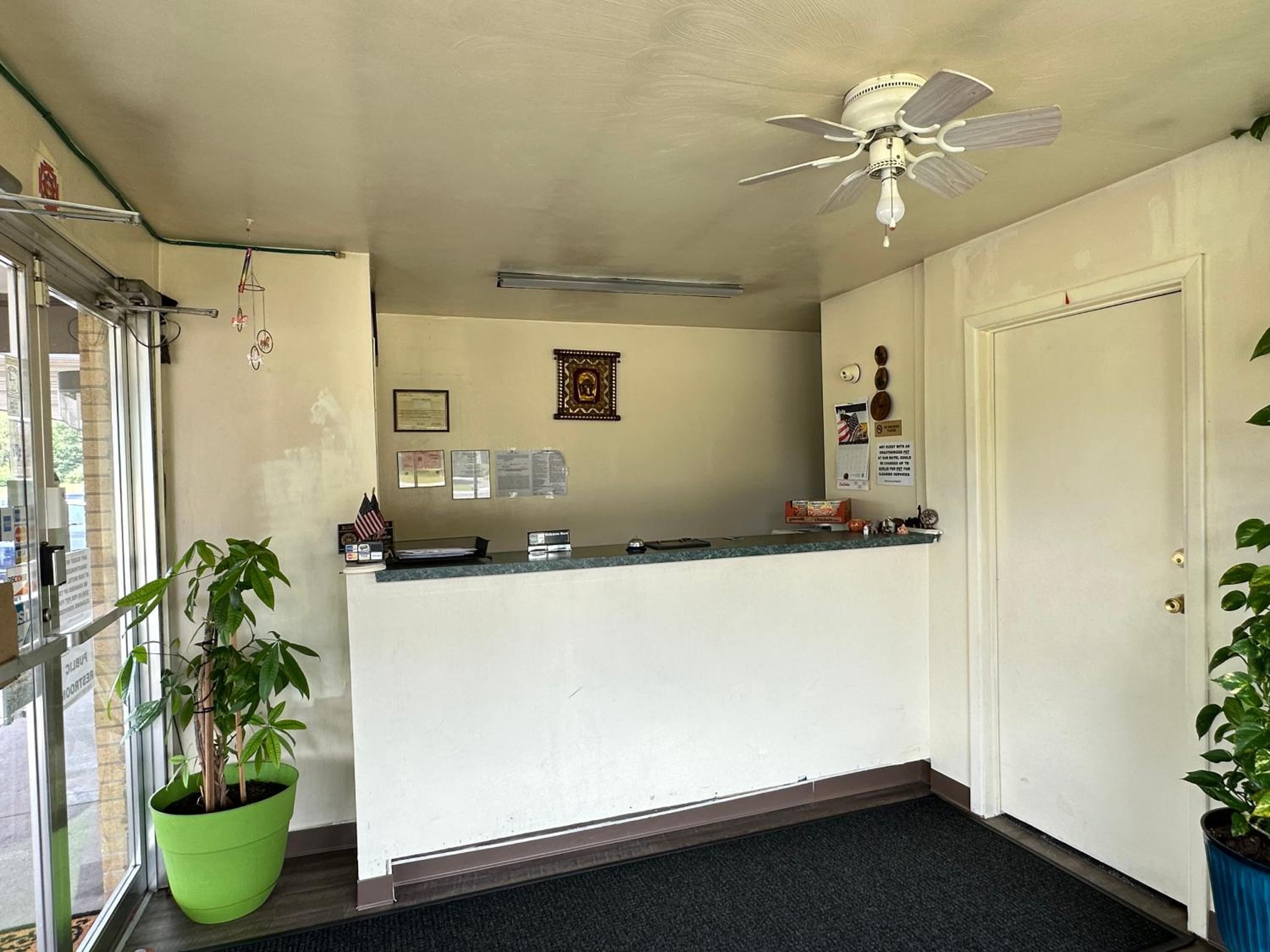 Thruway Holiday Motel