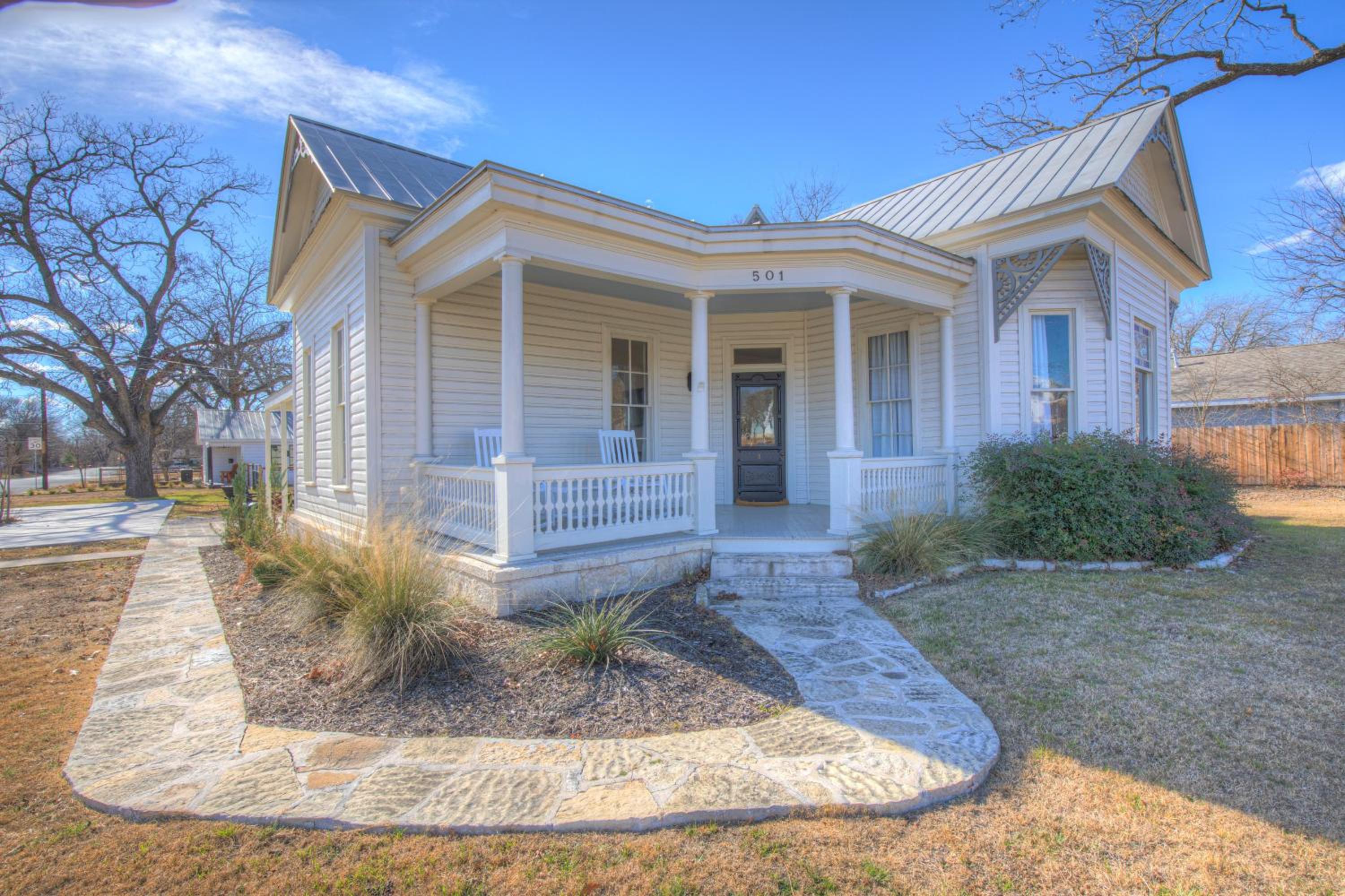 Gorgeous Home 1 Blk from Main with Hot Tub & Fire Pit! view 5