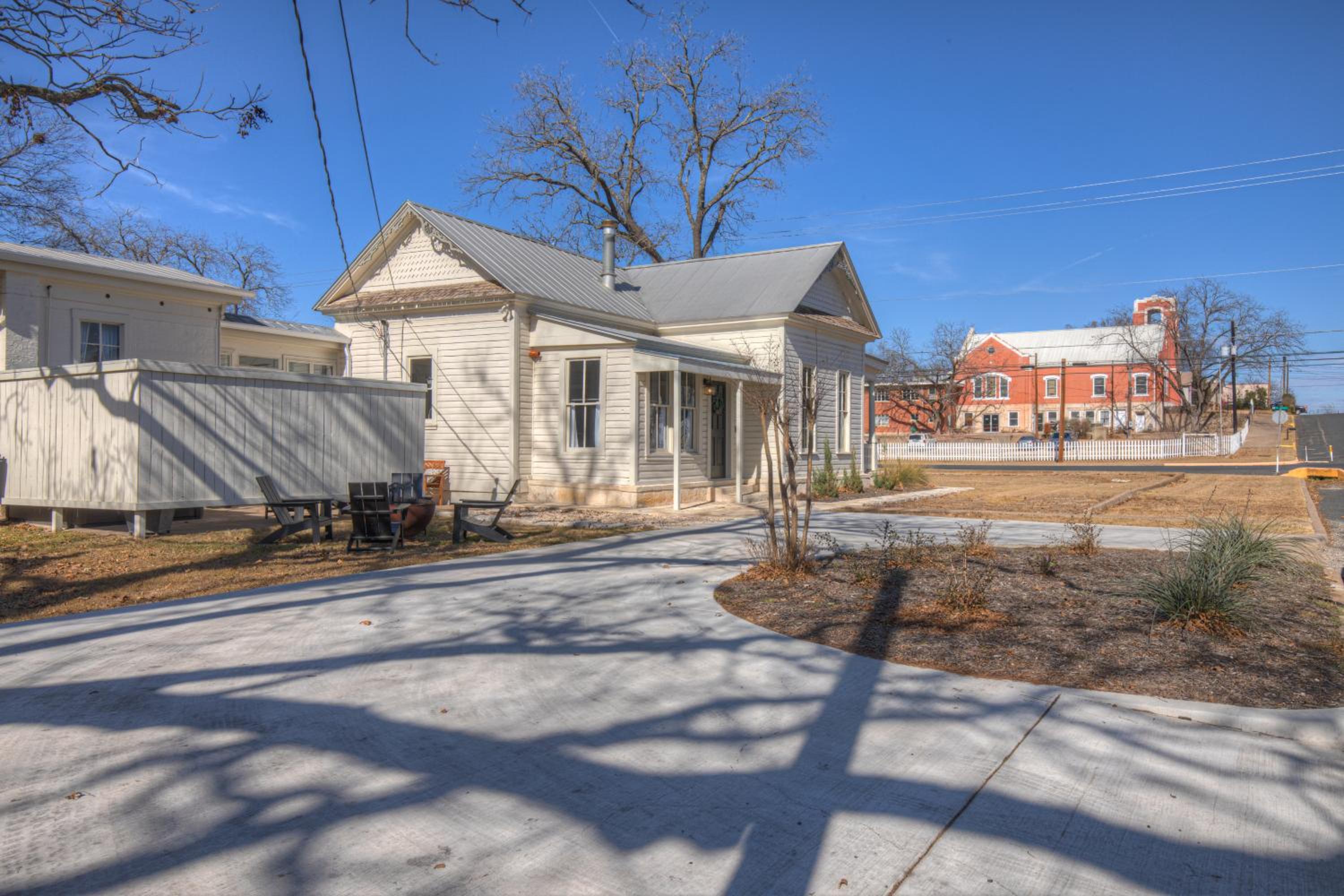 Gorgeous Home 1 Blk from Main with Hot Tub & Fire Pit! view 4