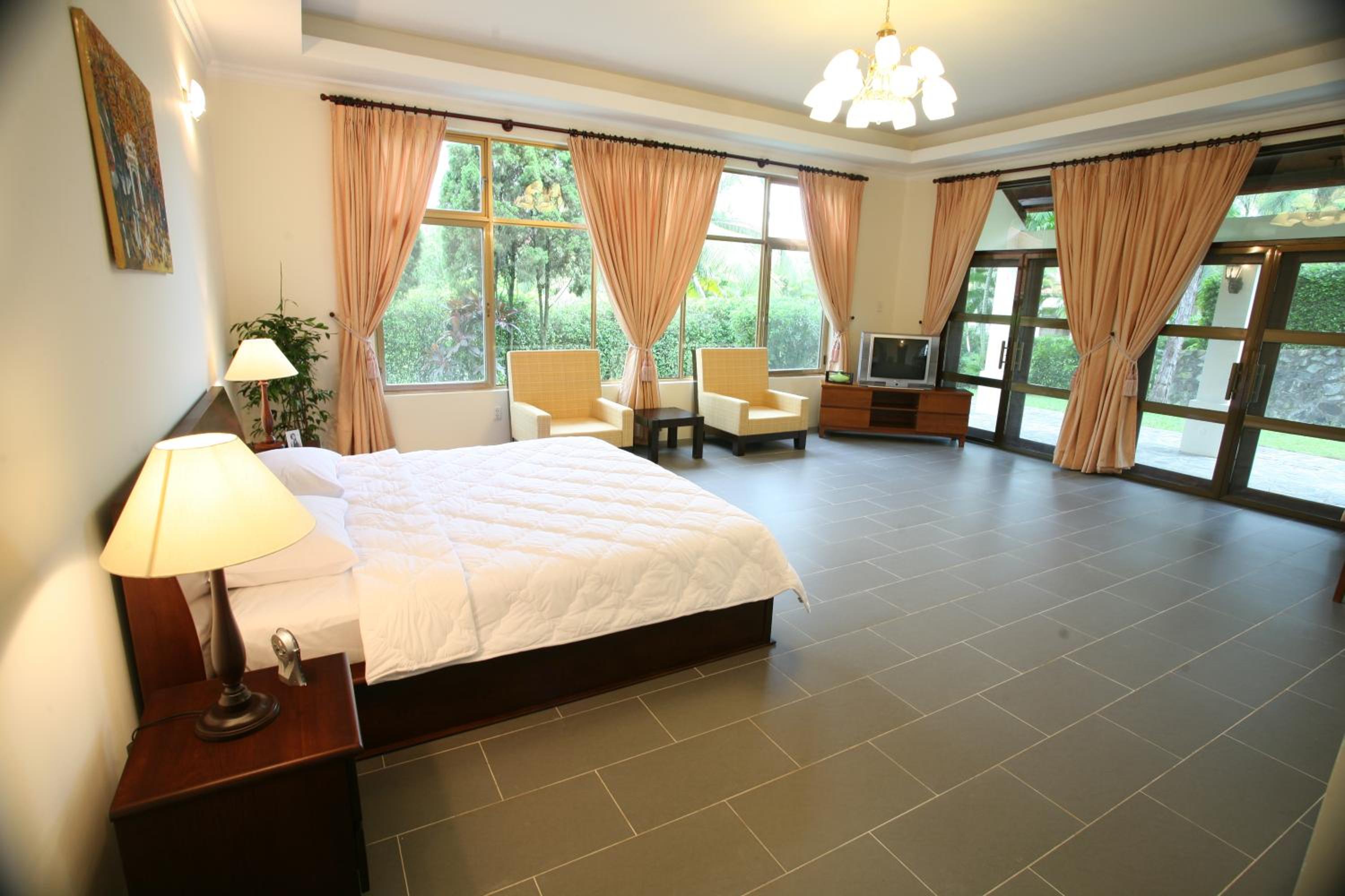 Vietnam Golf - Lake View Villas