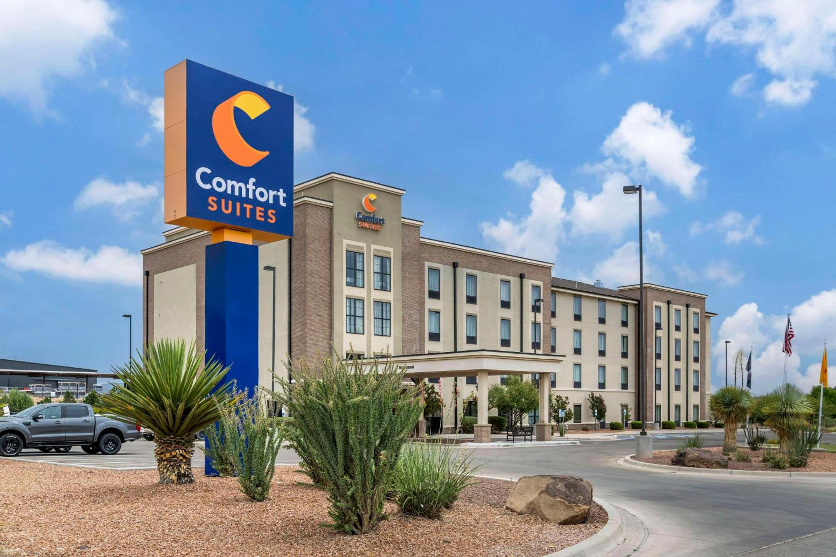 Hotel Comfort Suites Carlsbad - Image 1