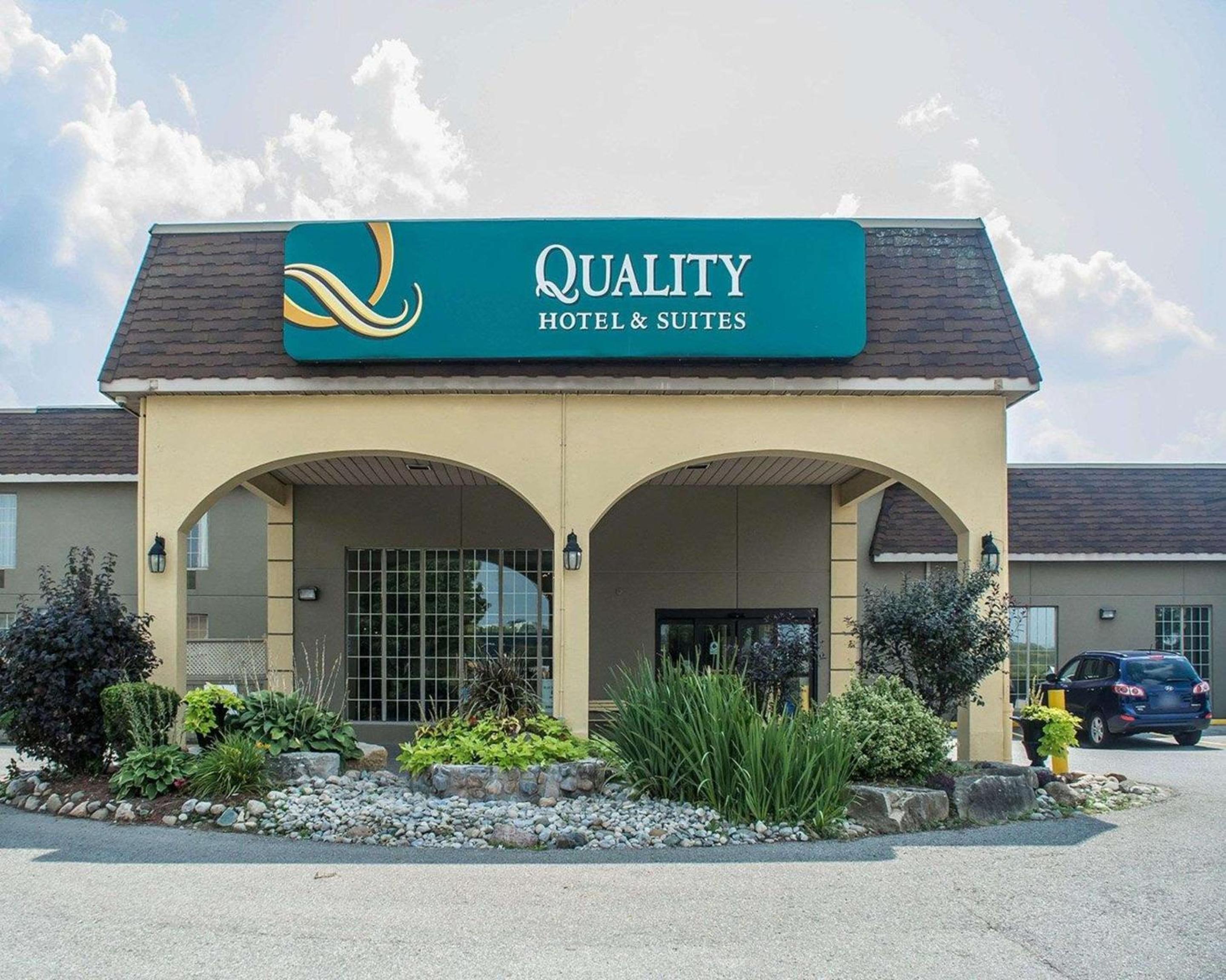 Woodstock Vacations - Quality Hotel  Suites Woodstock - Property Image 1