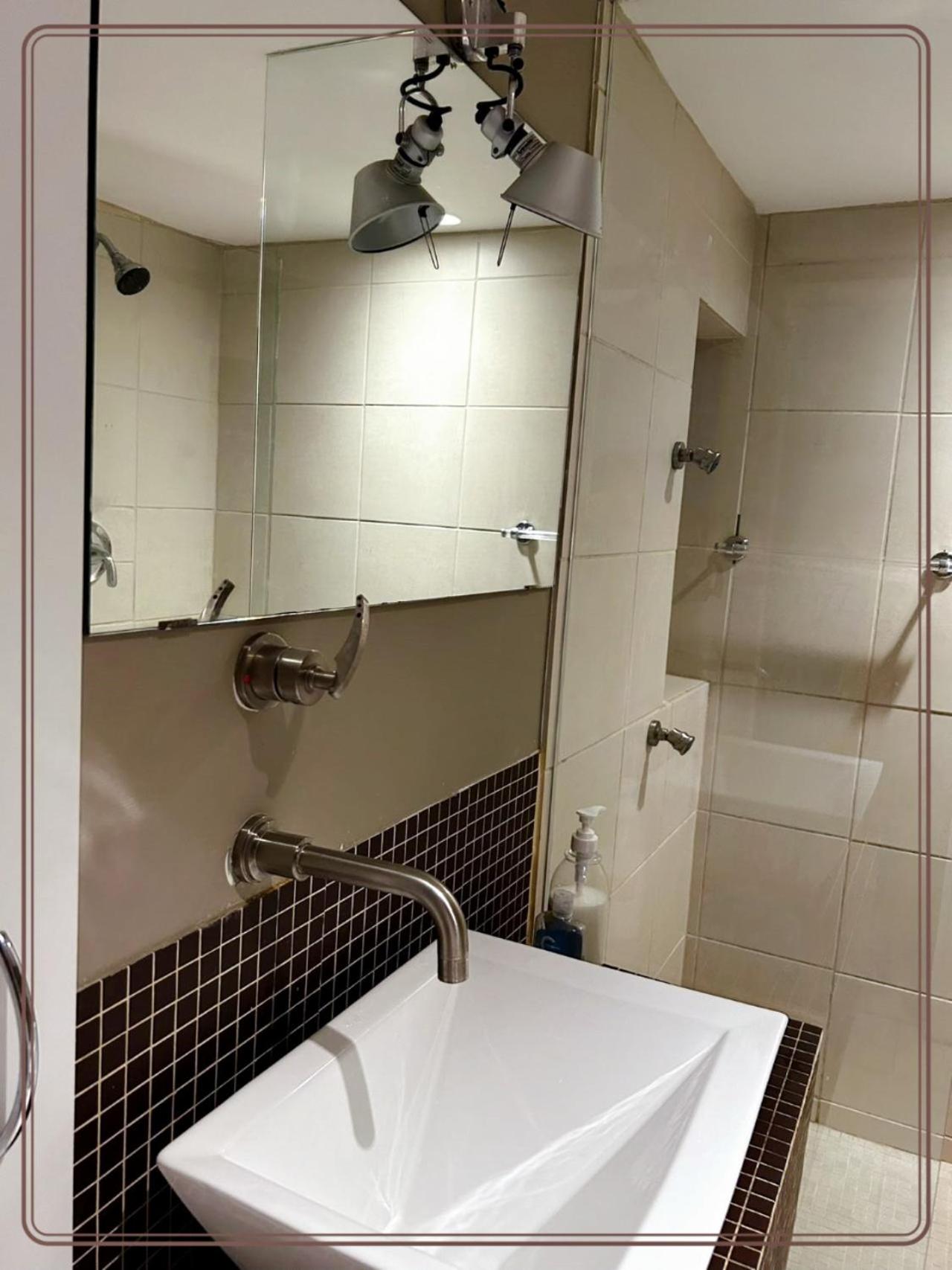 queen-size bed room in midtown