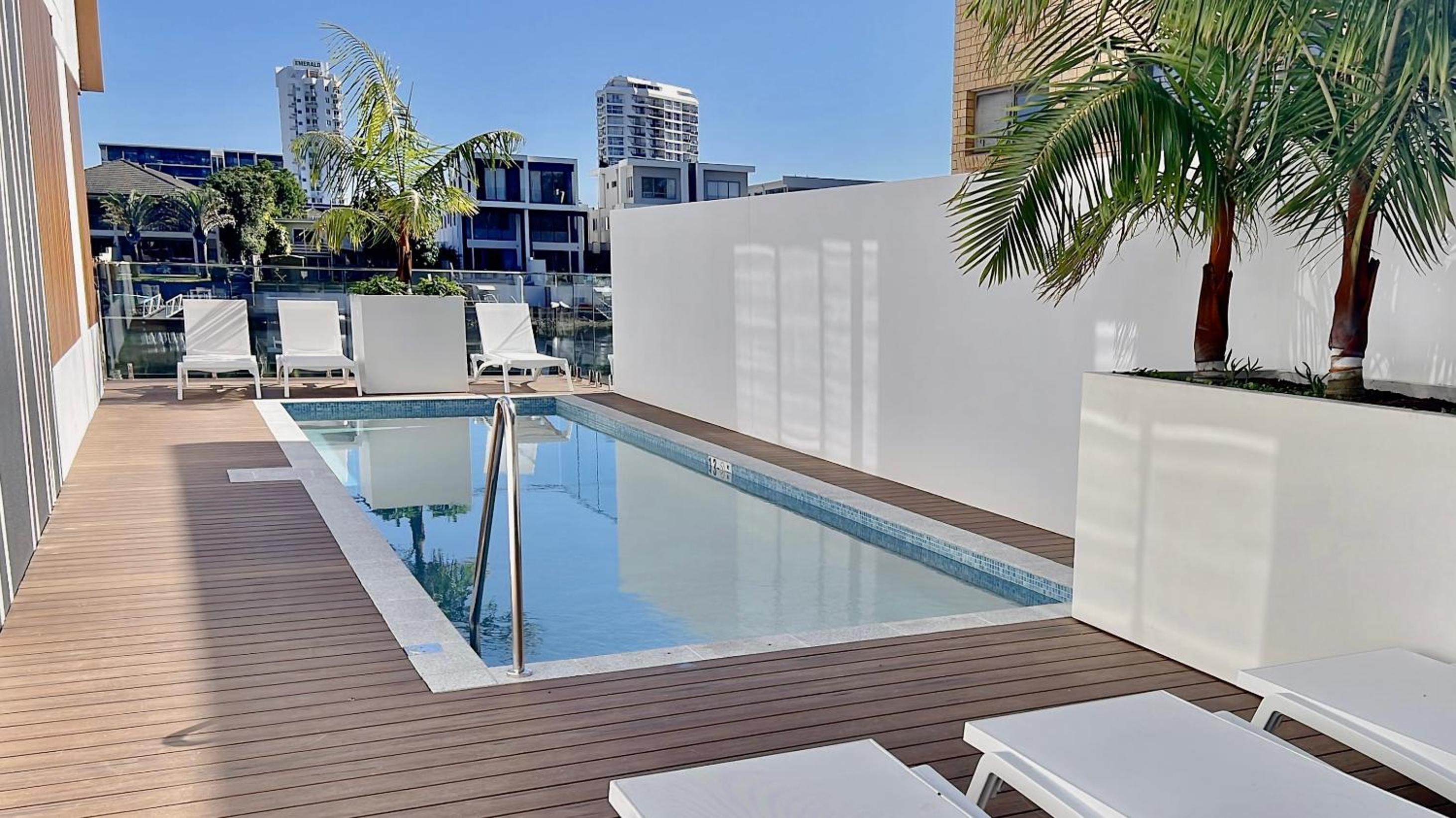 E.S. Surfers Paradise