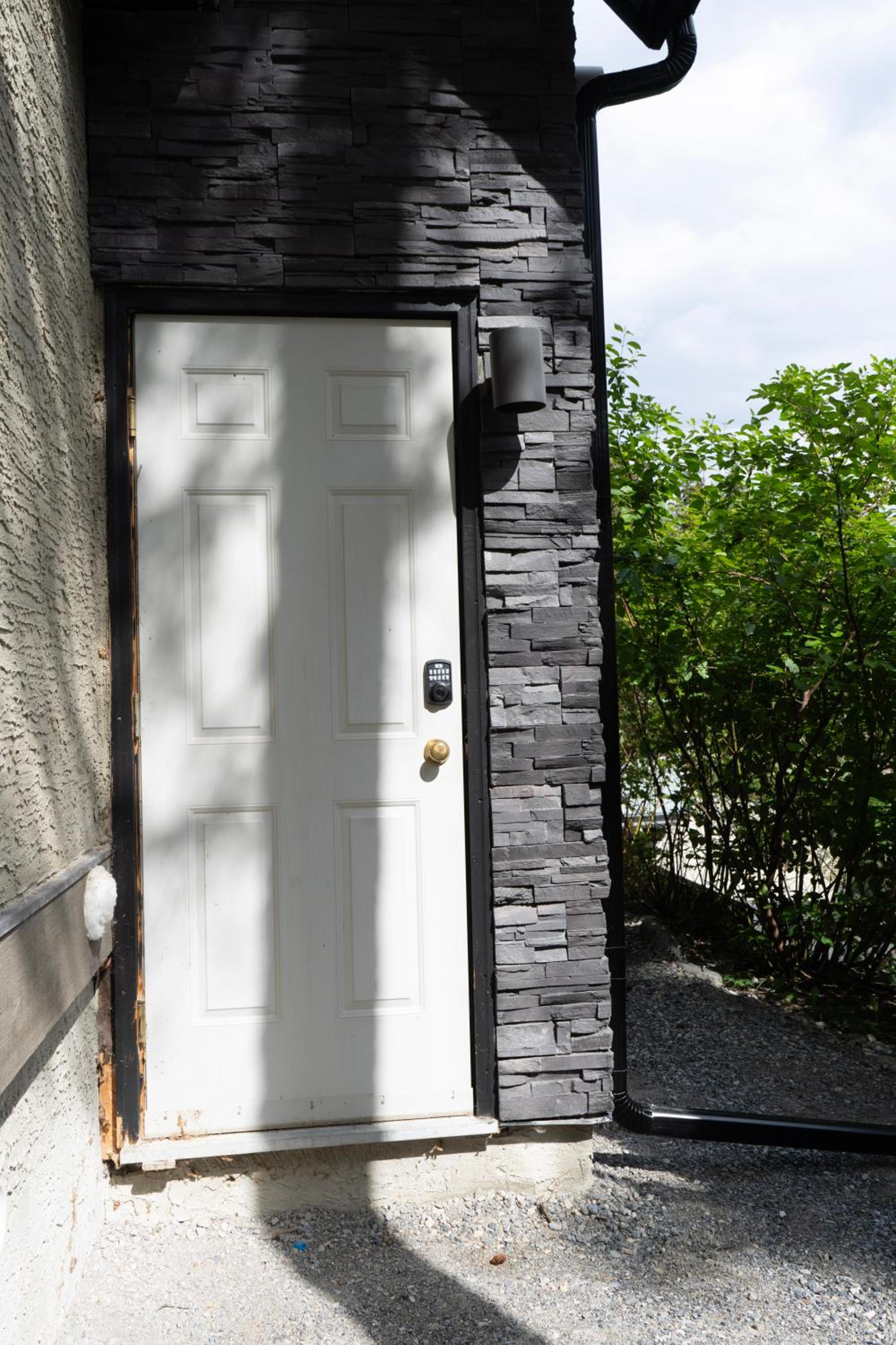 Romantic Luxury Retreat with Private Sauna & Spa, Pet Friendly, Elkside Hideout B&B
